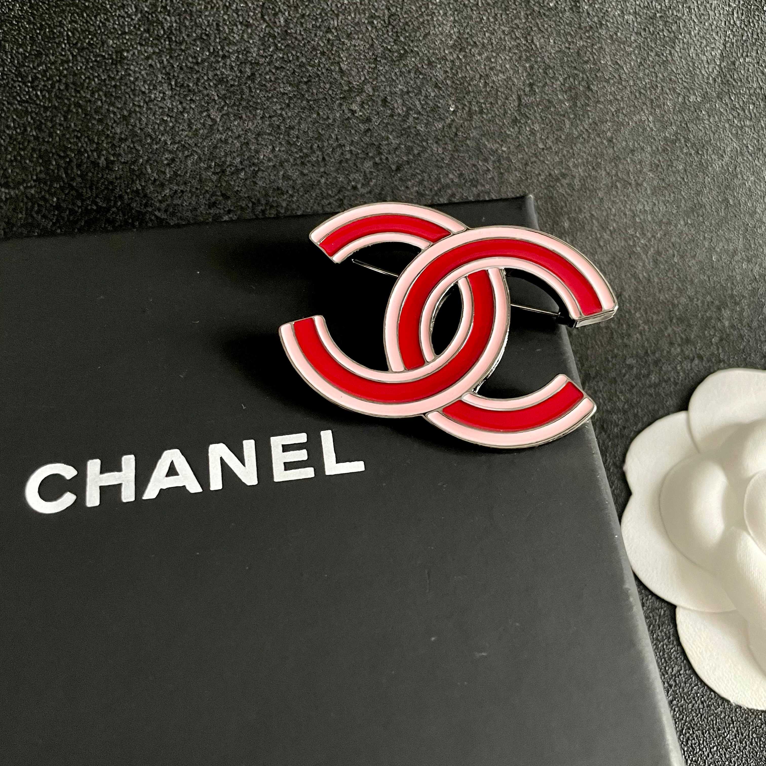  CHANEL🇫🇷小香 专柜新款同步上新香奈儿胸针，是最懂女人的饰物。那些倾注了全部心血去做自己的女人，