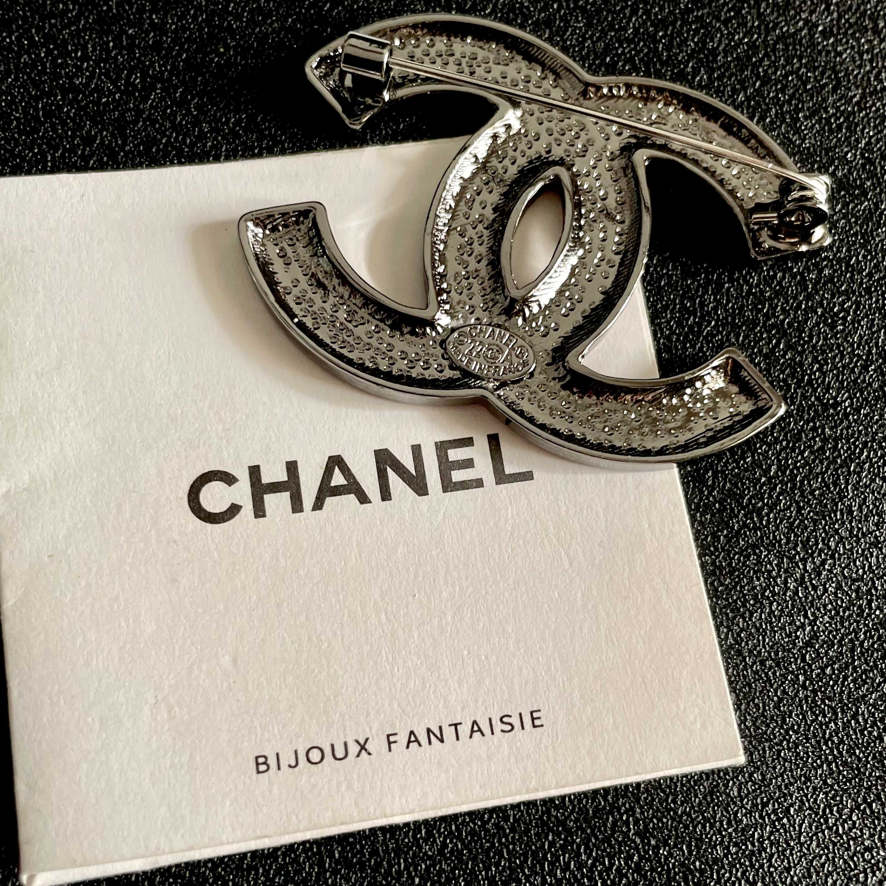  CHANEL🇫🇷小香 专柜新款同步上新香奈儿胸针，是最懂女人的饰物。那些倾注了全部心血去做自己的女人，
