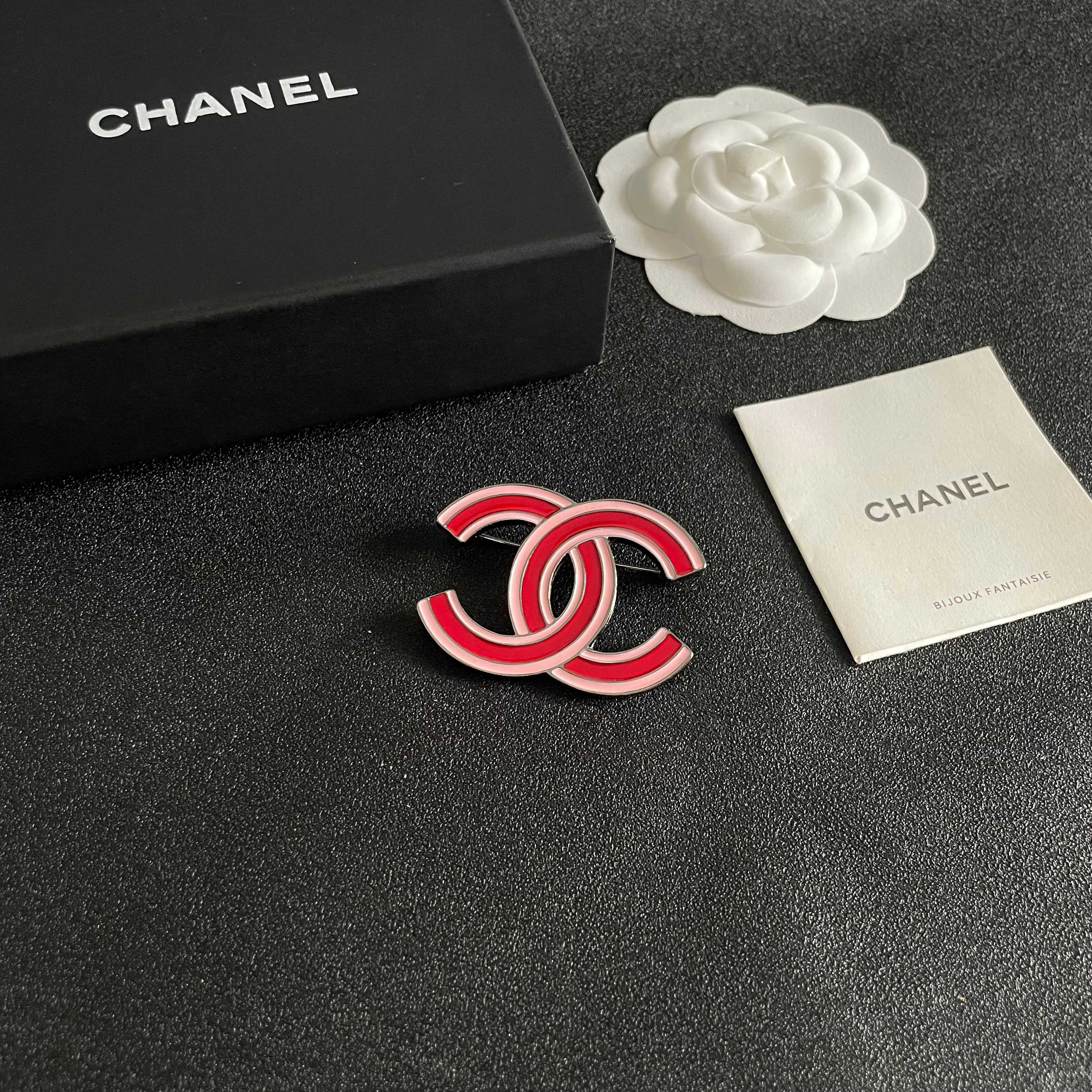  CHANEL🇫🇷小香 专柜新款同步上新香奈儿胸针，是最懂女人的饰物。那些倾注了全部心血去做自己的女人，