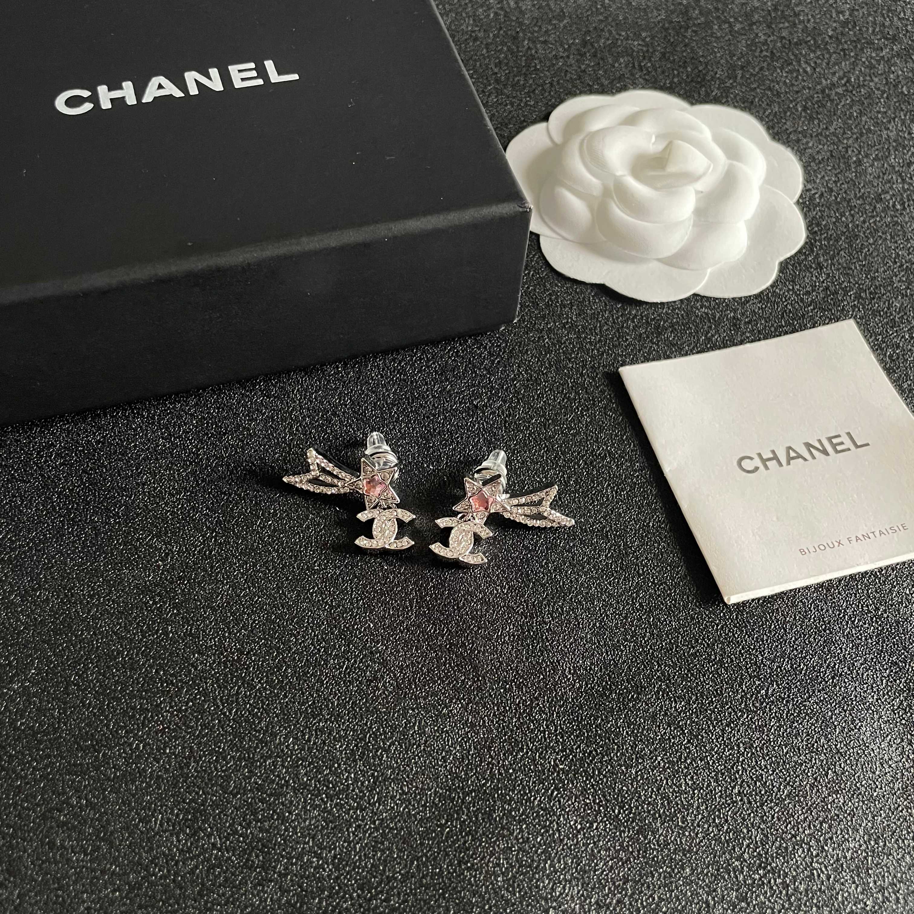  Chanel香奈儿 中古 耳钉👀小香家的款式真心无需多介绍😘🎶每一款都超好看，精致大方，非常显气质
