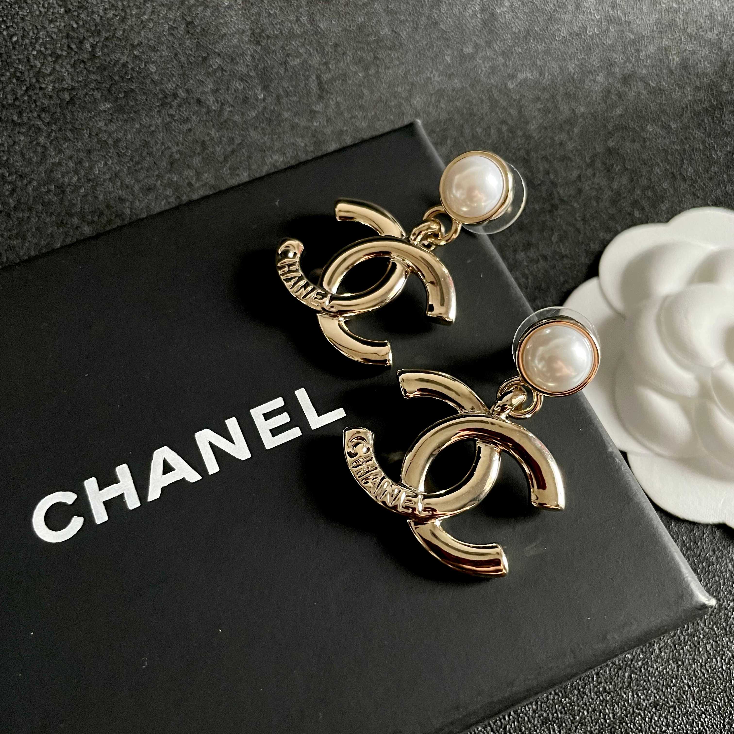  Chanel香奈儿 中古 耳钉👀小香家的款式真心无需多介绍😘🎶每一款都超好看，精致大方，非常显气质
