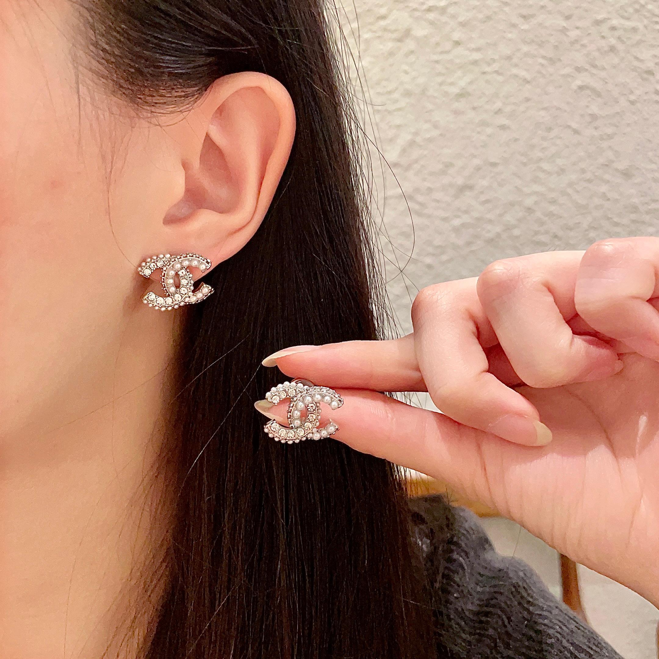  Chanel香奈儿 中古 耳钉👀小香家的款式真心无需多介绍😘🎶每一款都超好看，精致大方，非常显气质