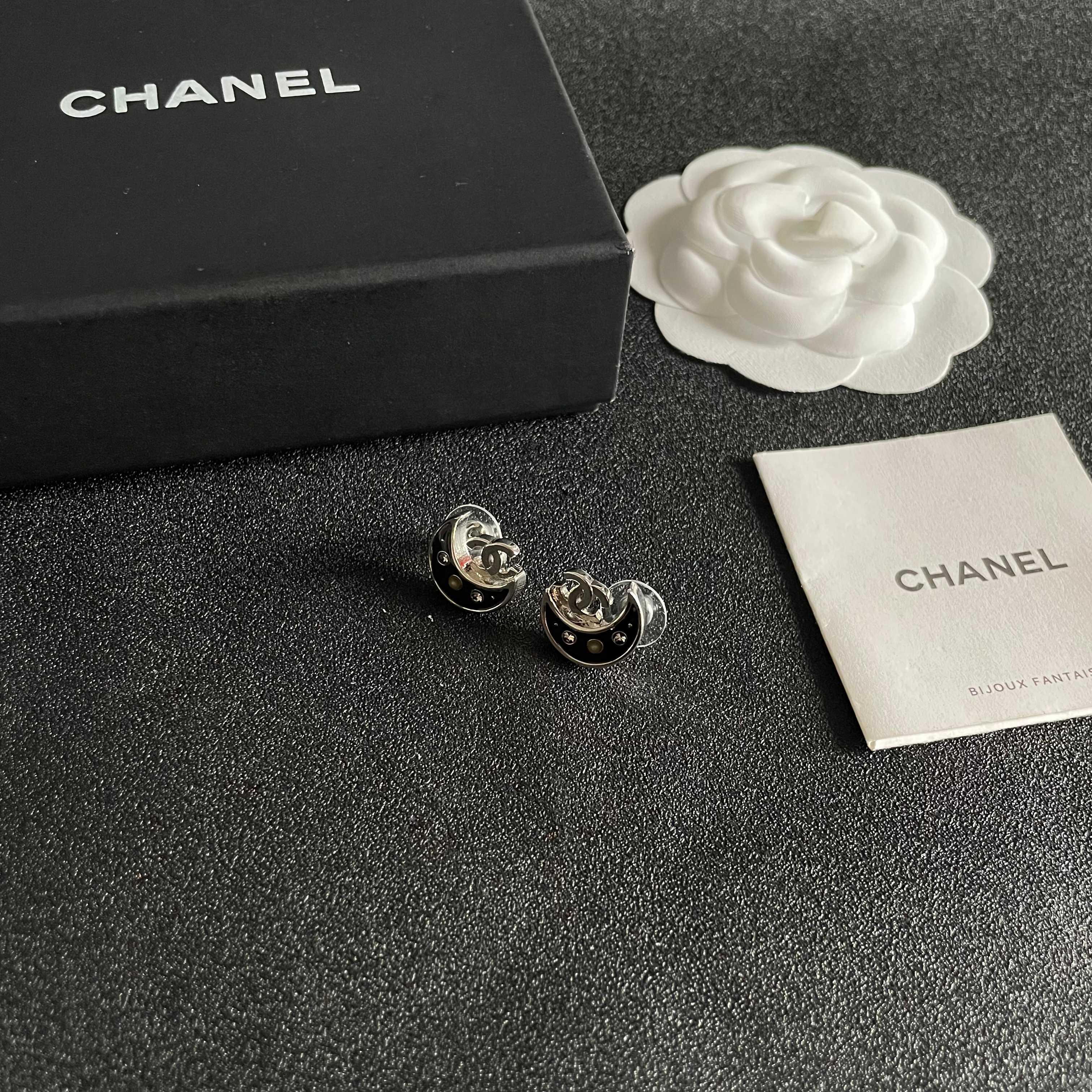  Chanel香奈儿 中古 耳钉👀小香家的款式真心无需多介绍😘🎶每一款都超好看，精致大方，非常显气质