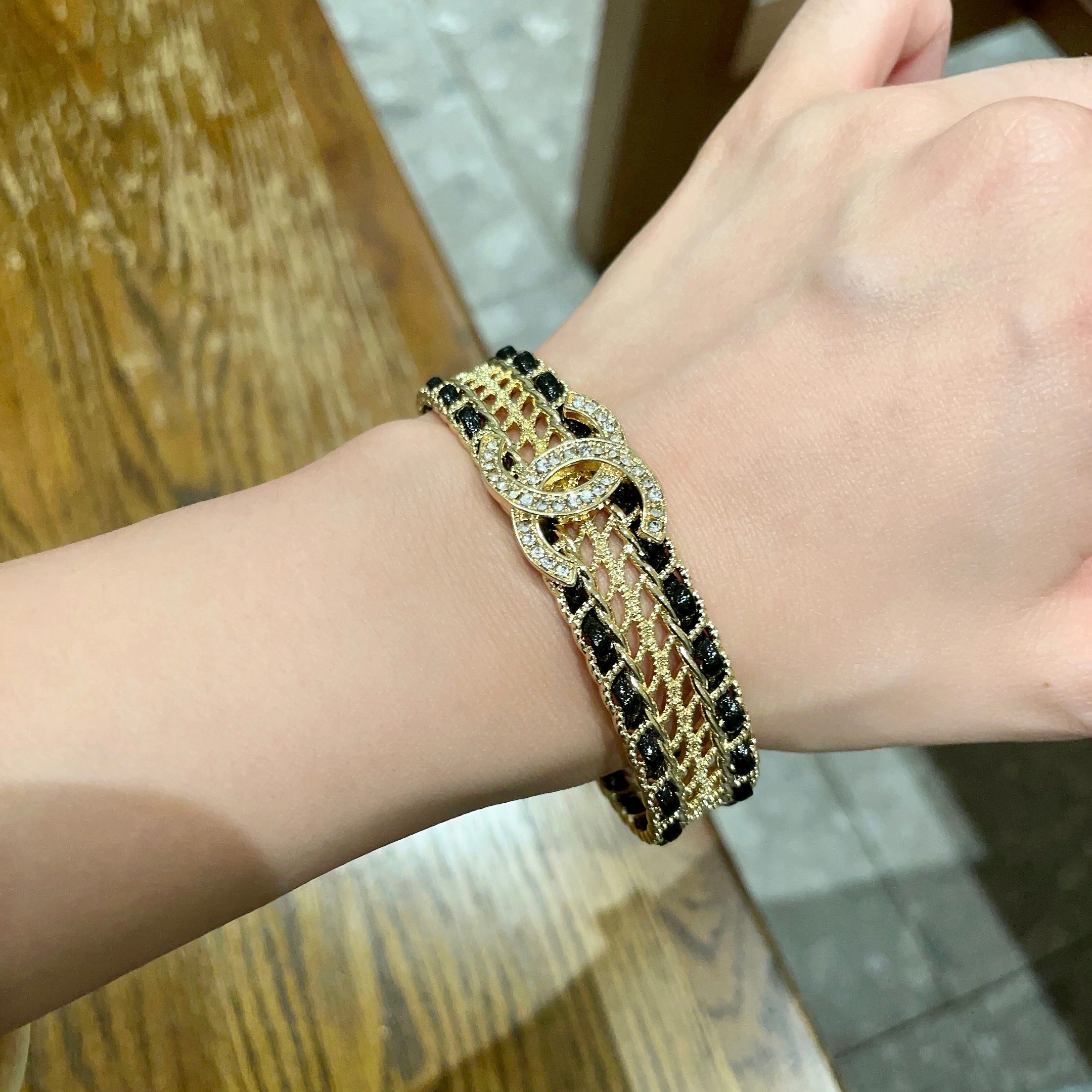  CHANEL 秋冬新款系列🇫🇷专柜同步 真皮手镯 ，只为女人的香奈儿💋✨个性的设计👑🇮🇹进口五金 自购