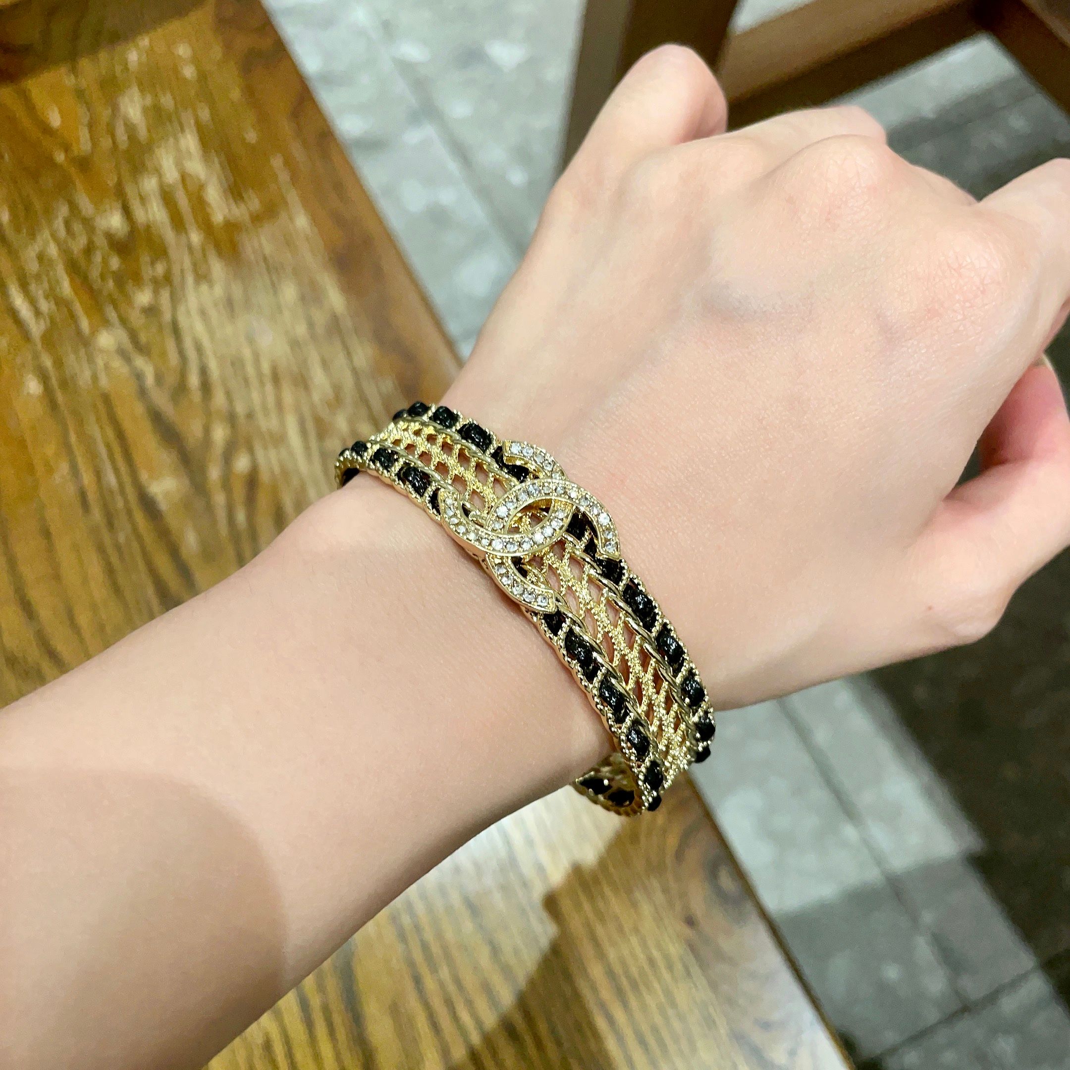  CHANEL 秋冬新款系列🇫🇷专柜同步 真皮手镯 ，只为女人的香奈儿💋✨个性的设计👑🇮🇹进口五金 自购