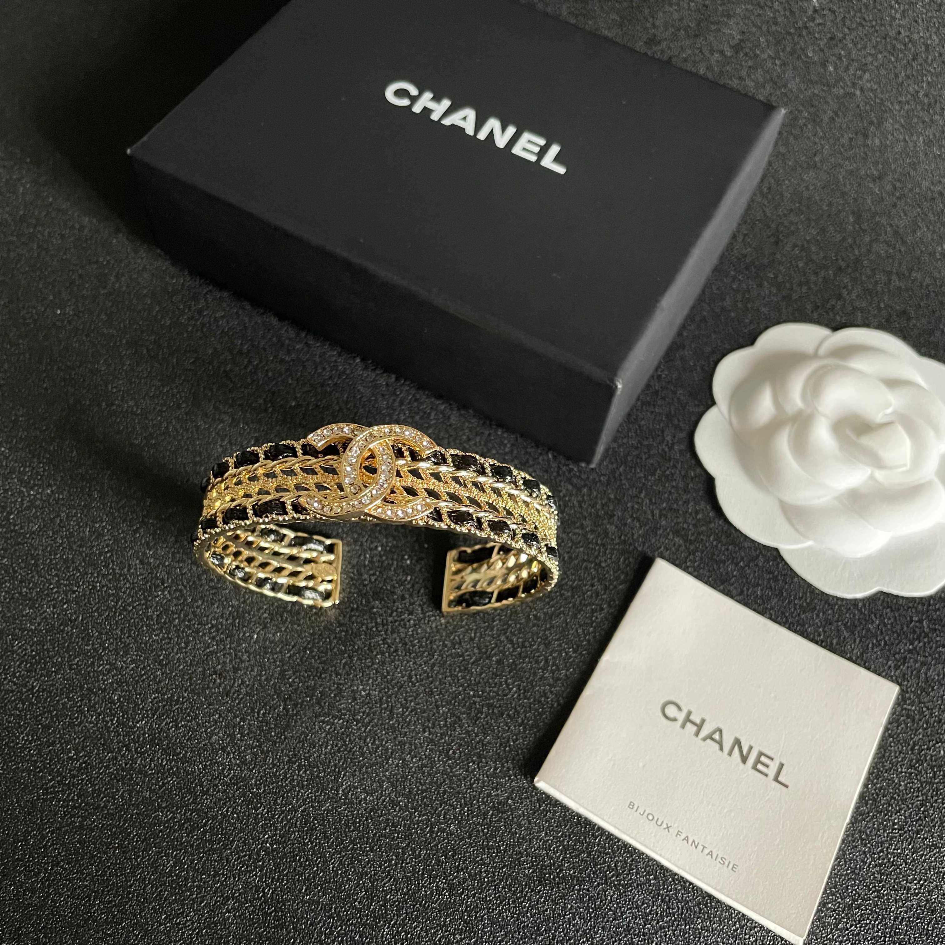  CHANEL 秋冬新款系列🇫🇷专柜同步 真皮手镯 ，只为女人的香奈儿💋✨个性的设计👑🇮🇹进口五金 自购