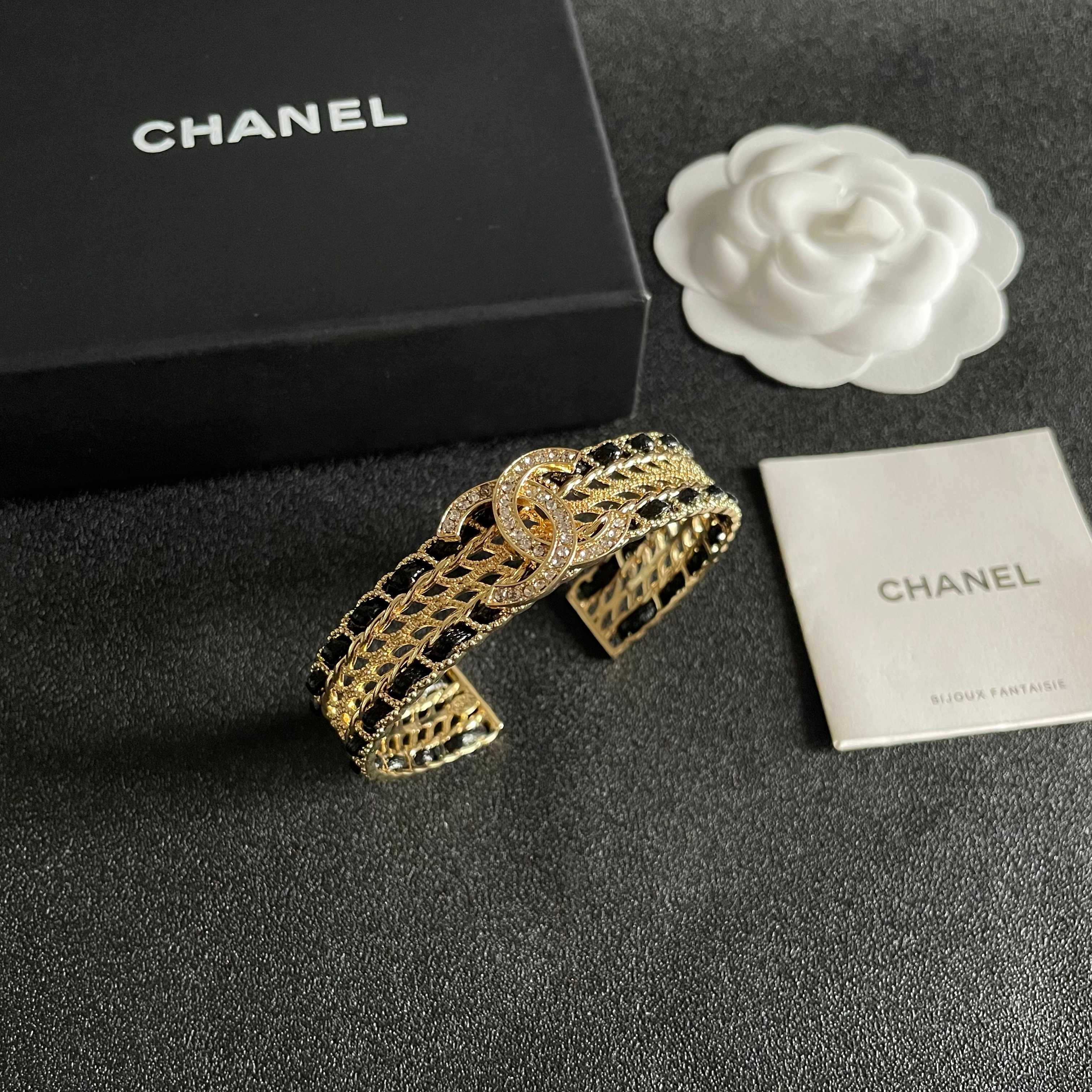  CHANEL 秋冬新款系列🇫🇷专柜同步 真皮手镯 ，只为女人的香奈儿💋✨个性的设计👑🇮🇹进口五金 自购