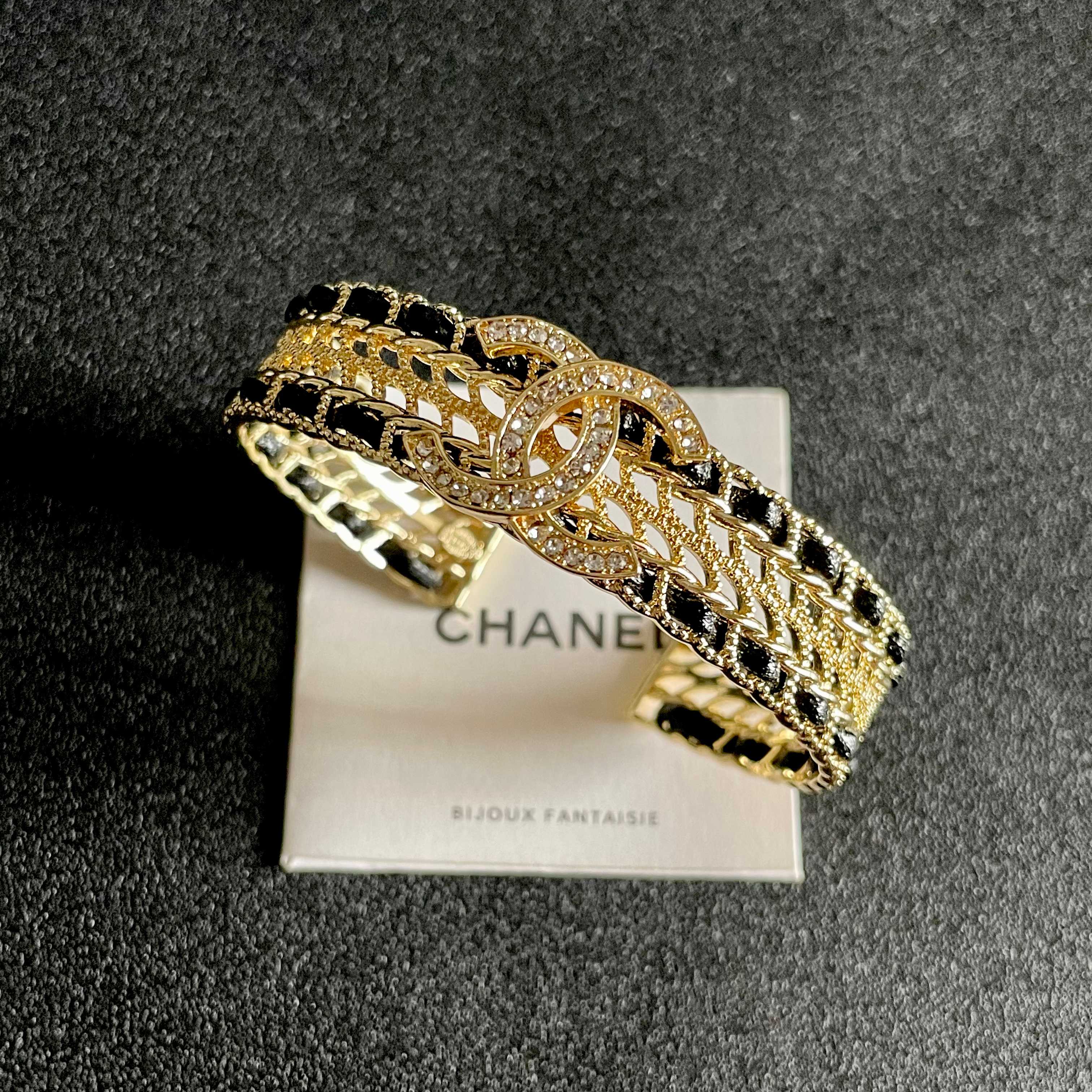  CHANEL 秋冬新款系列🇫🇷专柜同步 真皮手镯 ，只为女人的香奈儿💋✨个性的设计👑🇮🇹进口五金 自购
