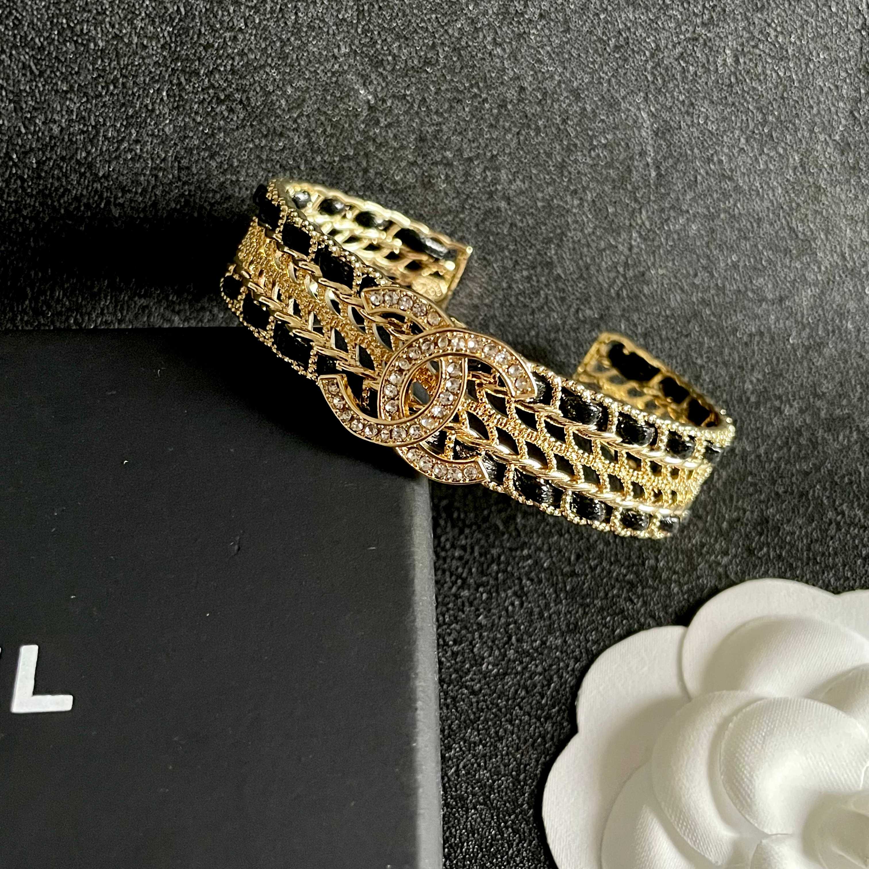  CHANEL 秋冬新款系列🇫🇷专柜同步 真皮手镯 ，只为女人的香奈儿💋✨个性的设计👑🇮🇹进口五金 自购