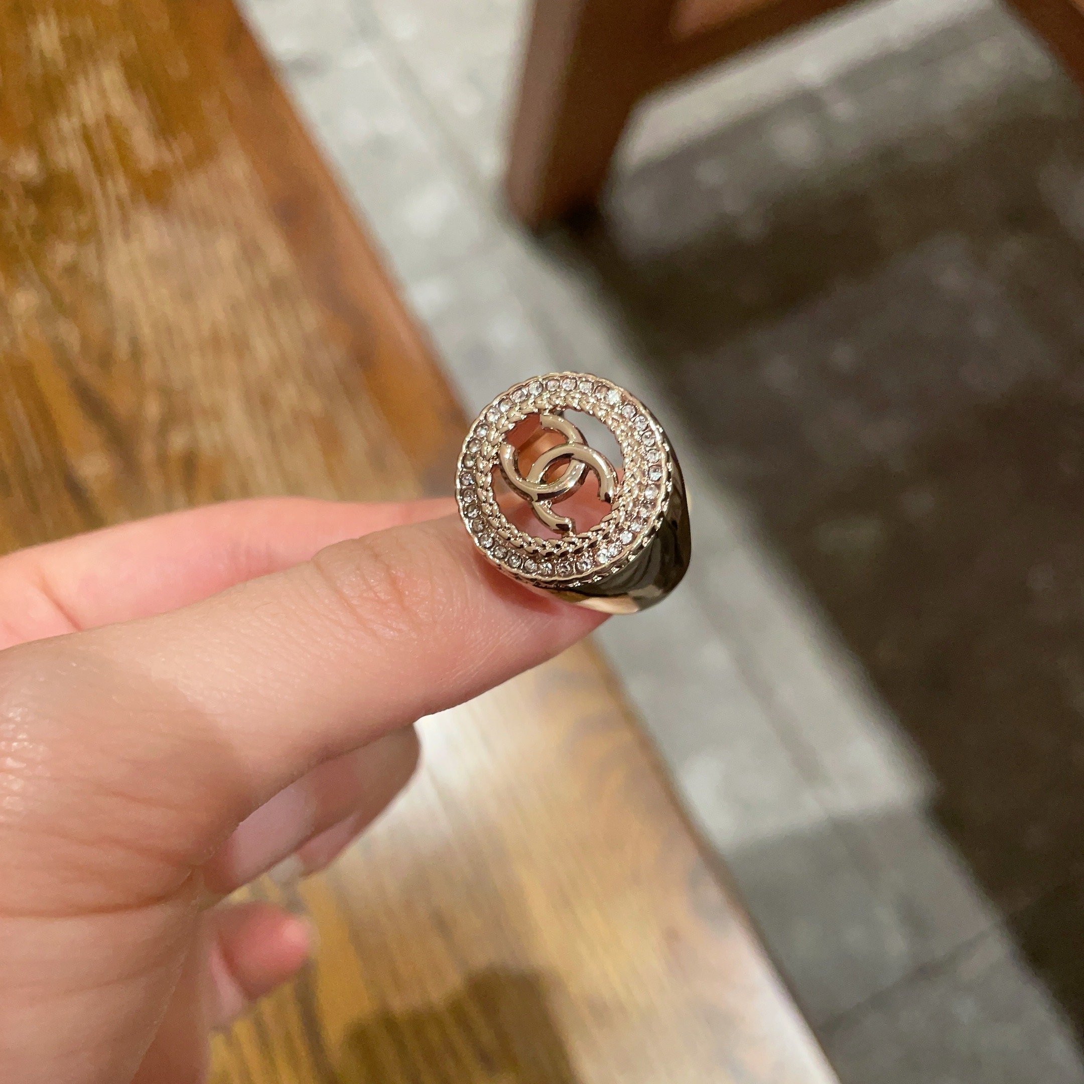  小香风Chanel字母双C造型  戒指！一戴就忍不住想夸的一款，简约的设计，超精致又显手白，简直爱了！