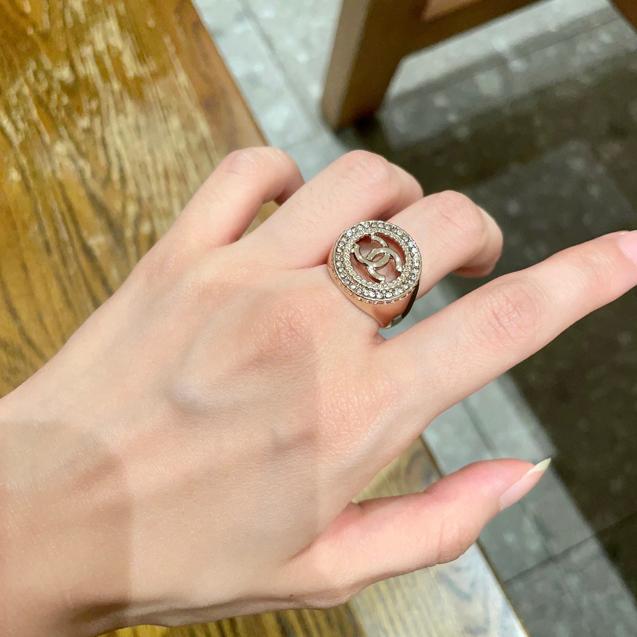  小香风Chanel字母双C造型  戒指！一戴就忍不住想夸的一款，简约的设计，超精致又显手白，简直爱了！