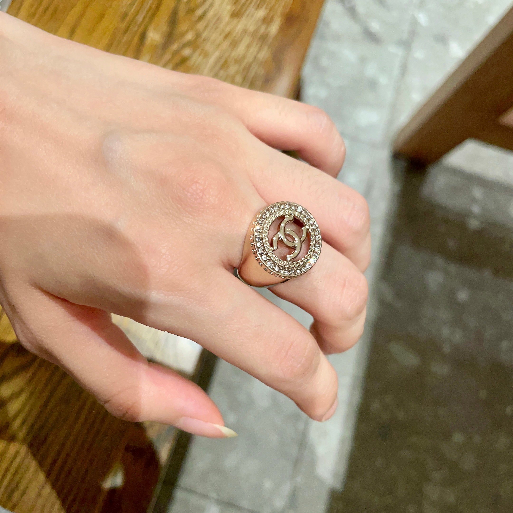  小香风Chanel字母双C造型  戒指！一戴就忍不住想夸的一款，简约的设计，超精致又显手白，简直爱了！