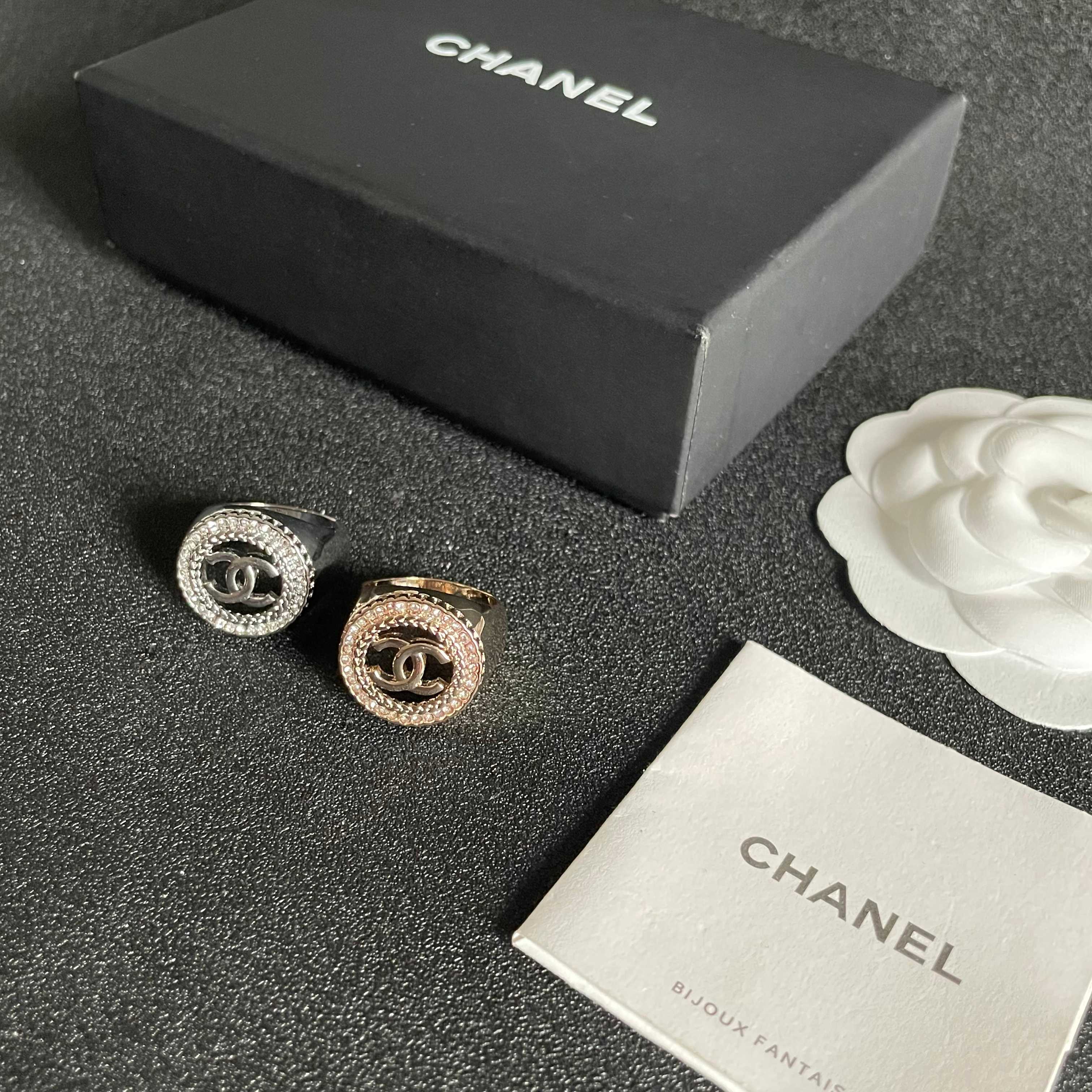  小香风Chanel字母双C造型  戒指！一戴就忍不住想夸的一款，简约的设计，超精致又显手白，简直爱了！