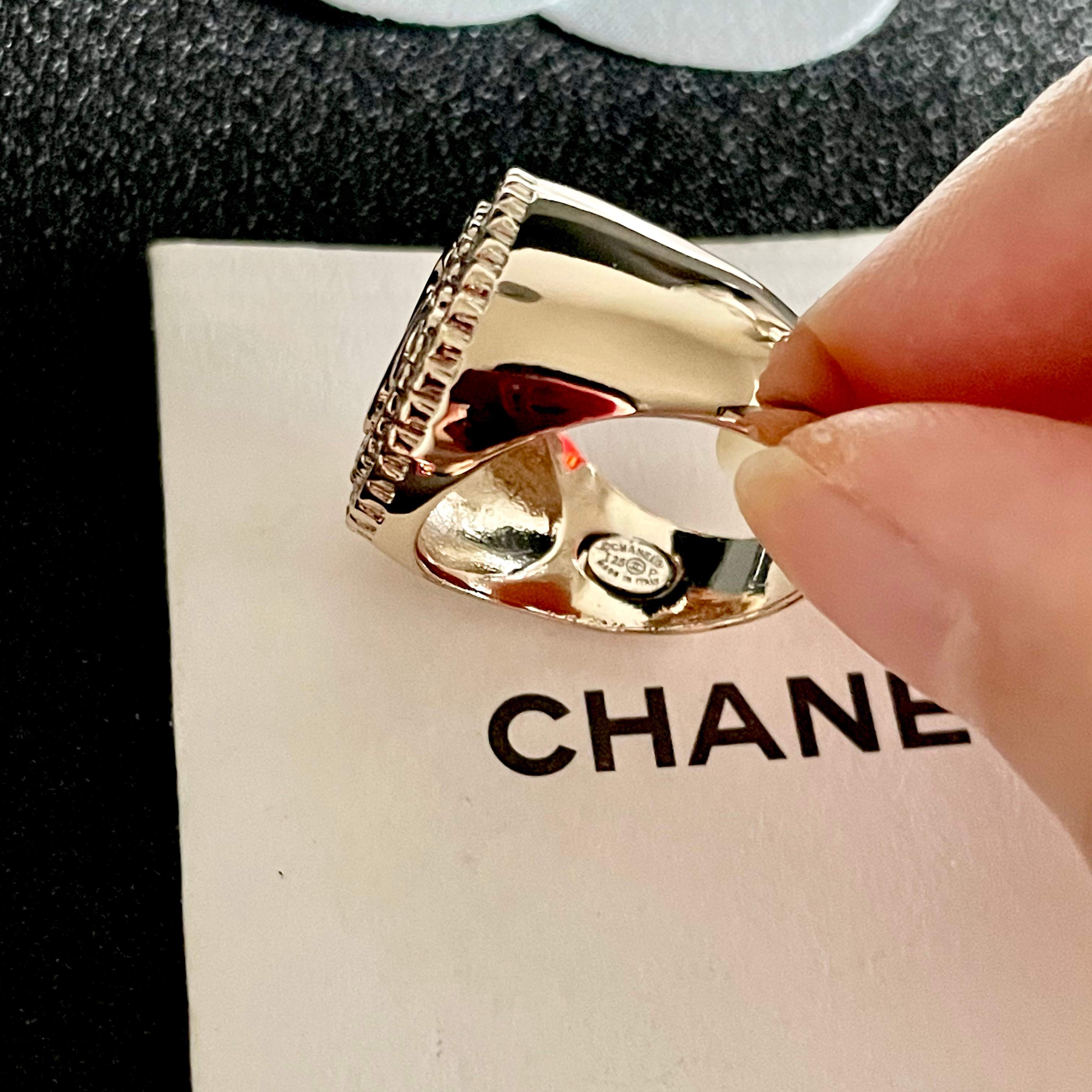  小香风Chanel字母双C造型  戒指！一戴就忍不住想夸的一款，简约的设计，超精致又显手白，简直爱了！
