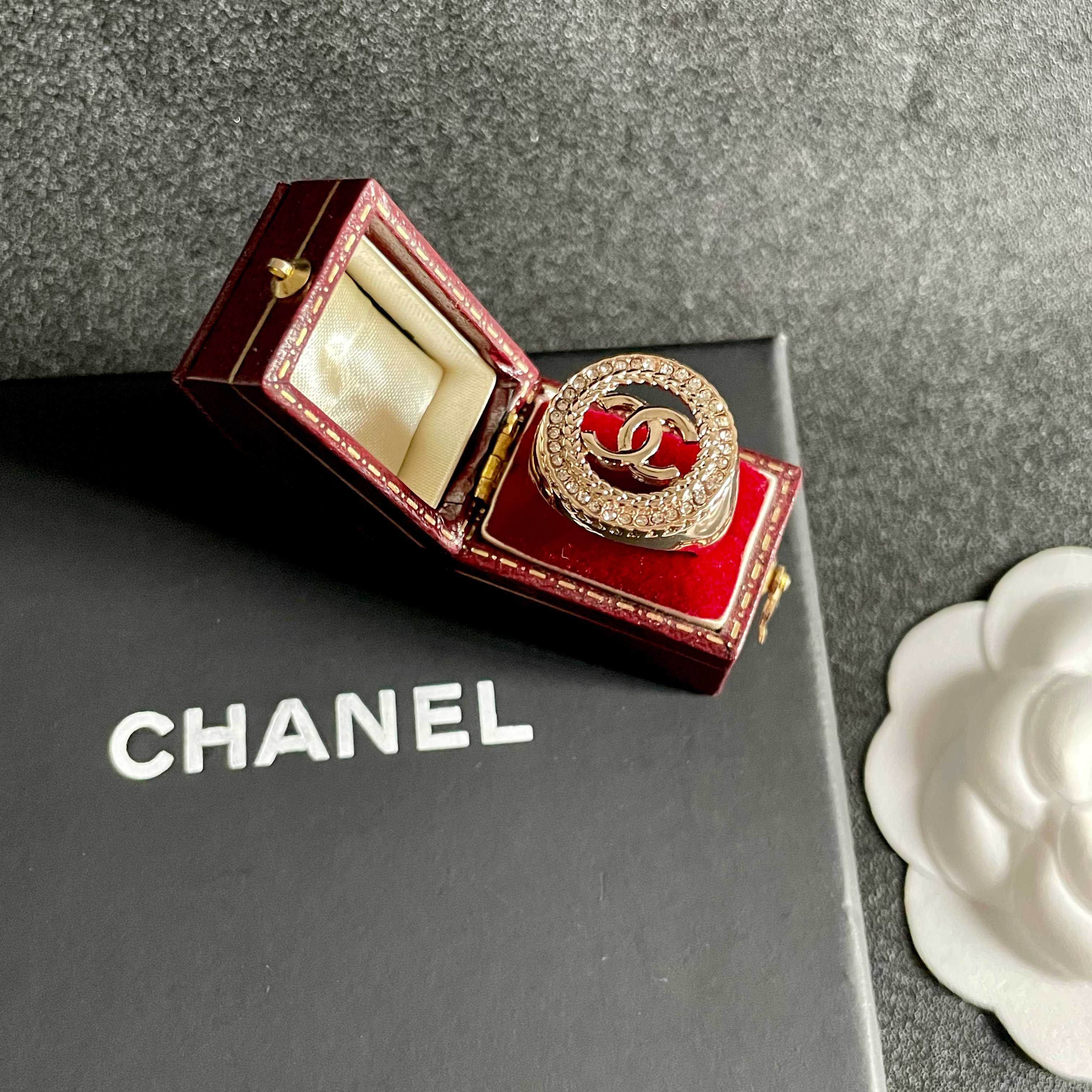  小香风Chanel字母双C造型  戒指！一戴就忍不住想夸的一款，简约的设计，超精致又显手白，简直爱了！