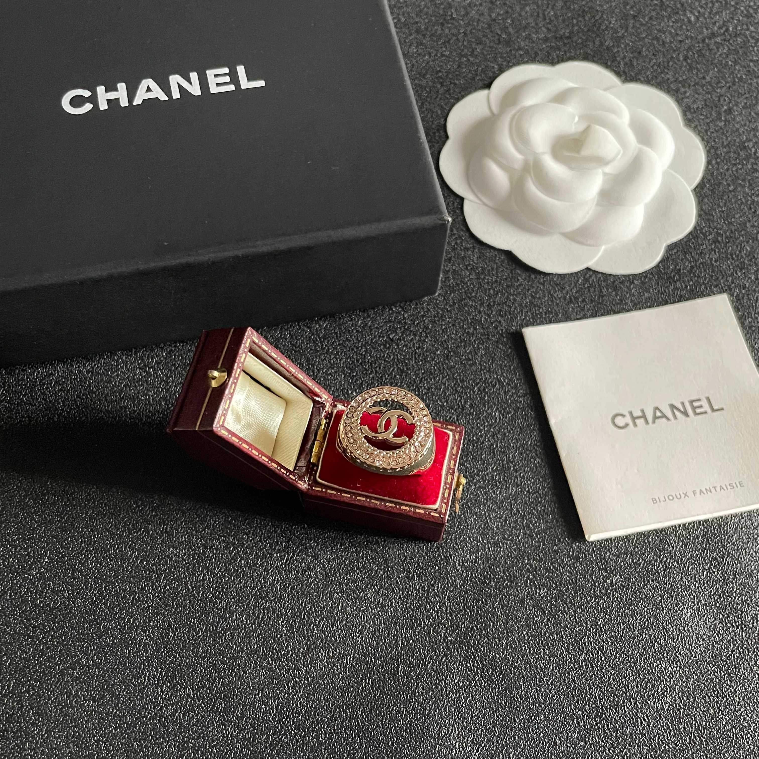  小香风Chanel字母双C造型  戒指！一戴就忍不住想夸的一款，简约的设计，超精致又显手白，简直爱了！