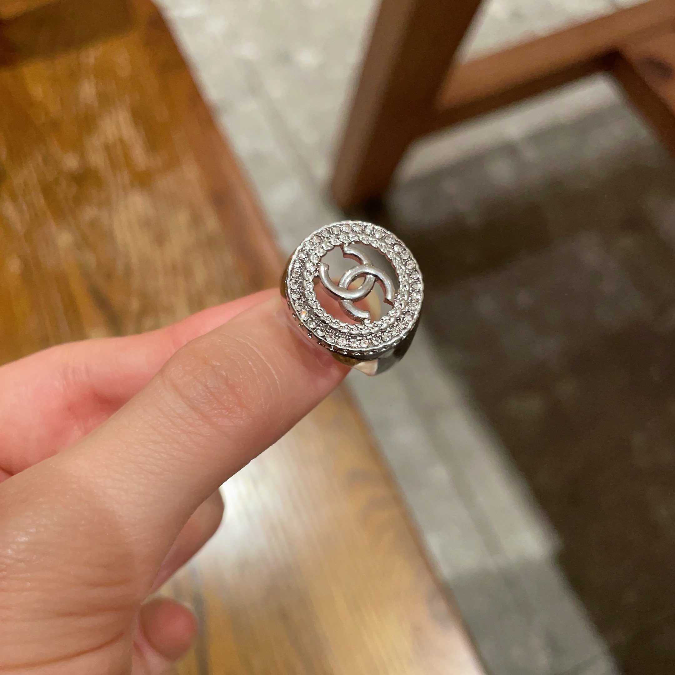  小香风Chanel字母双C造型  戒指！一戴就忍不住想夸的一款，简约的设计，超精致又显手白，简直爱了！