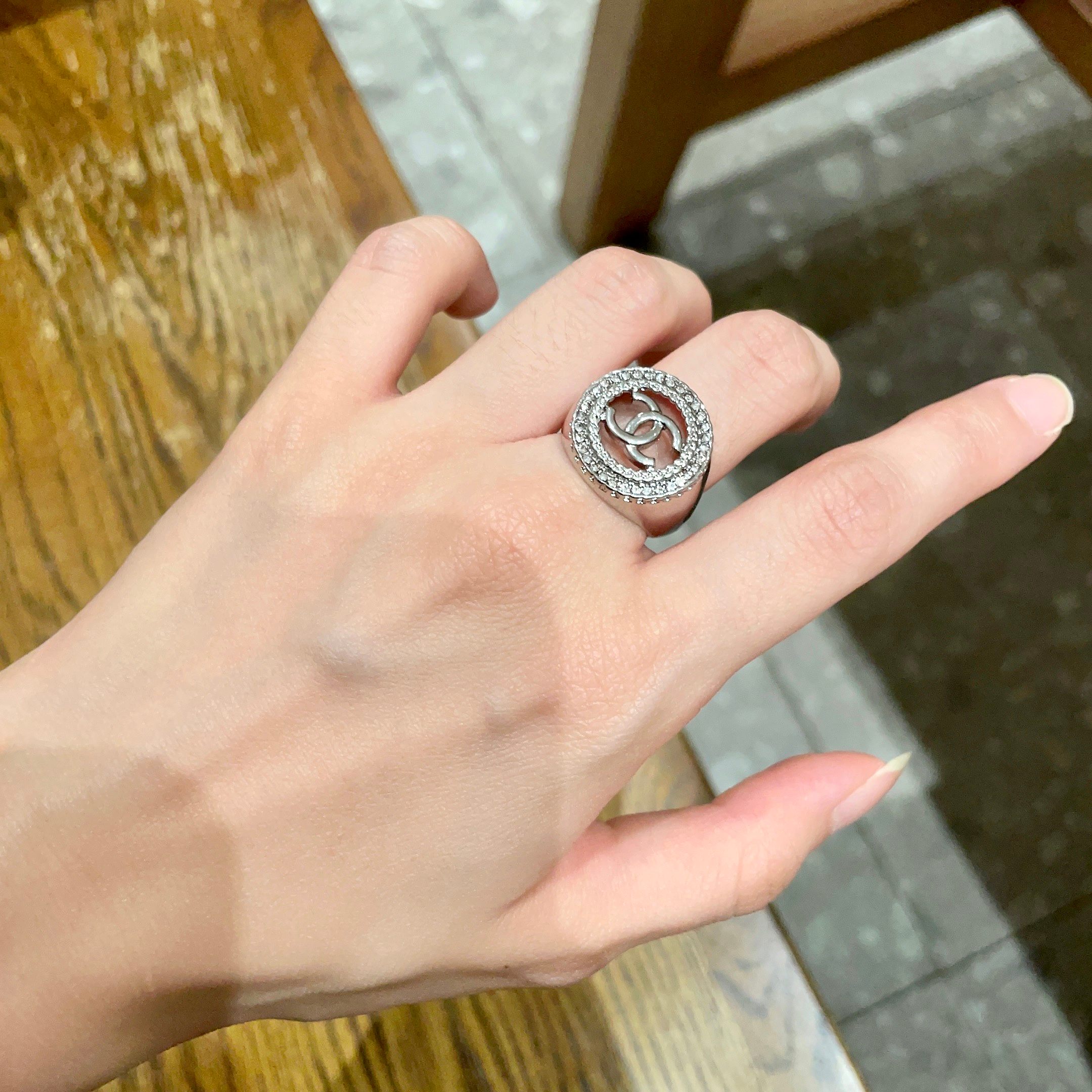  小香风Chanel字母双C造型  戒指！一戴就忍不住想夸的一款，简约的设计，超精致又显手白，简直爱了！