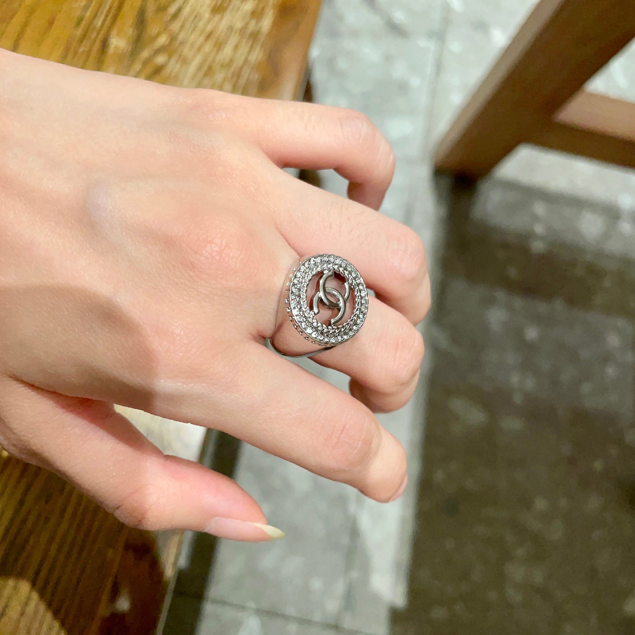  小香风Chanel字母双C造型  戒指！一戴就忍不住想夸的一款，简约的设计，超精致又显手白，简直爱了！