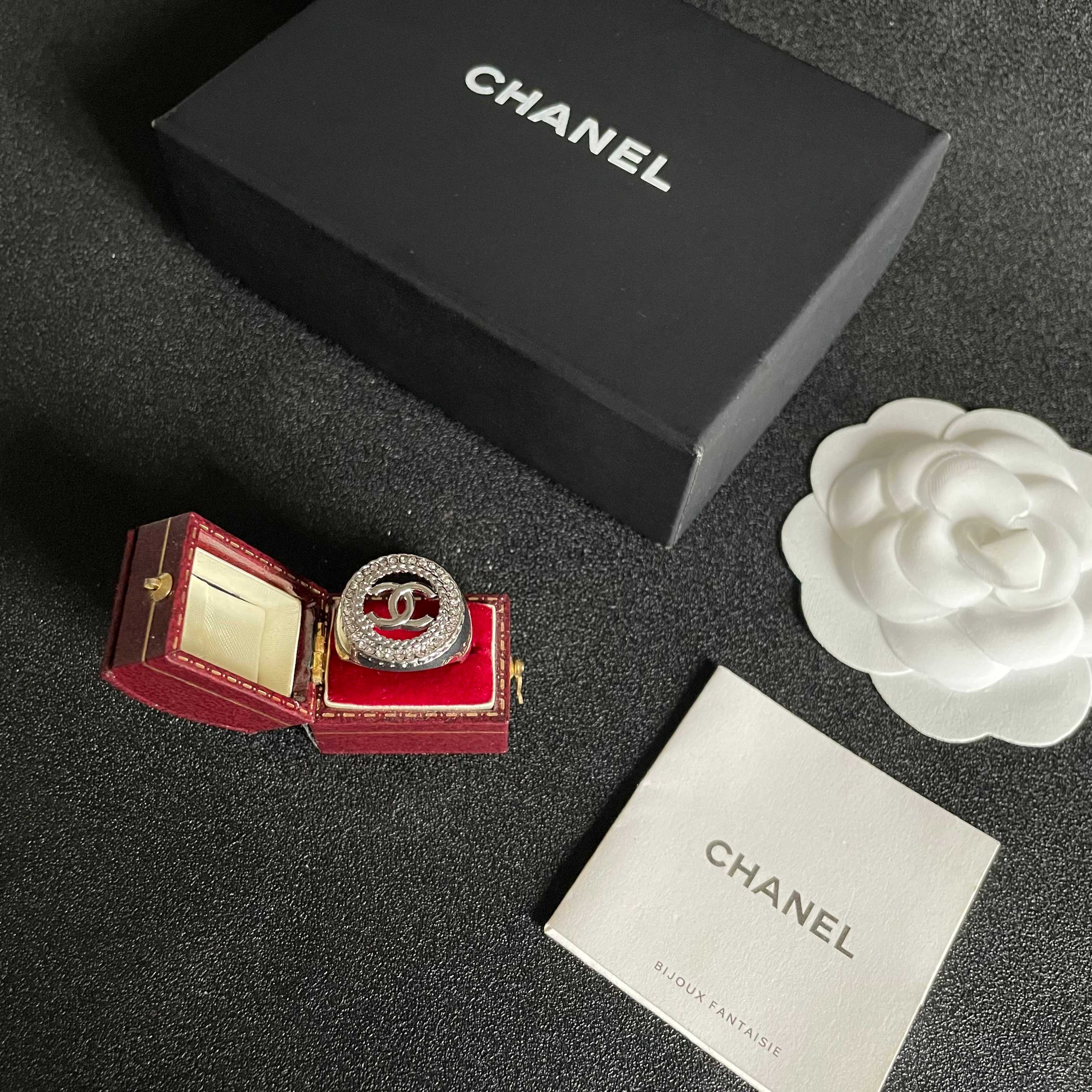  小香风Chanel字母双C造型  戒指！一戴就忍不住想夸的一款，简约的设计，超精致又显手白，简直爱了！