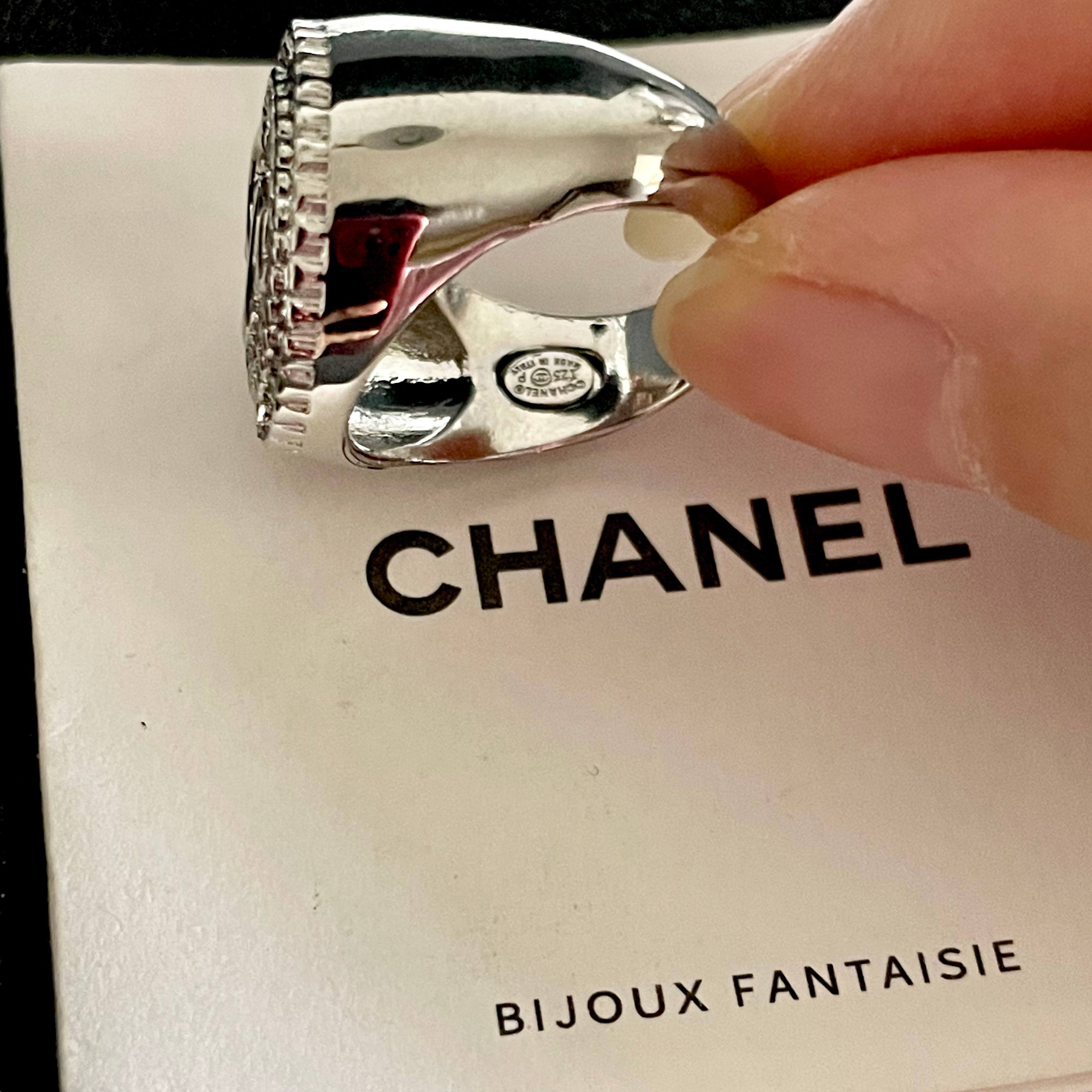  小香风Chanel字母双C造型  戒指！一戴就忍不住想夸的一款，简约的设计，超精致又显手白，简直爱了！