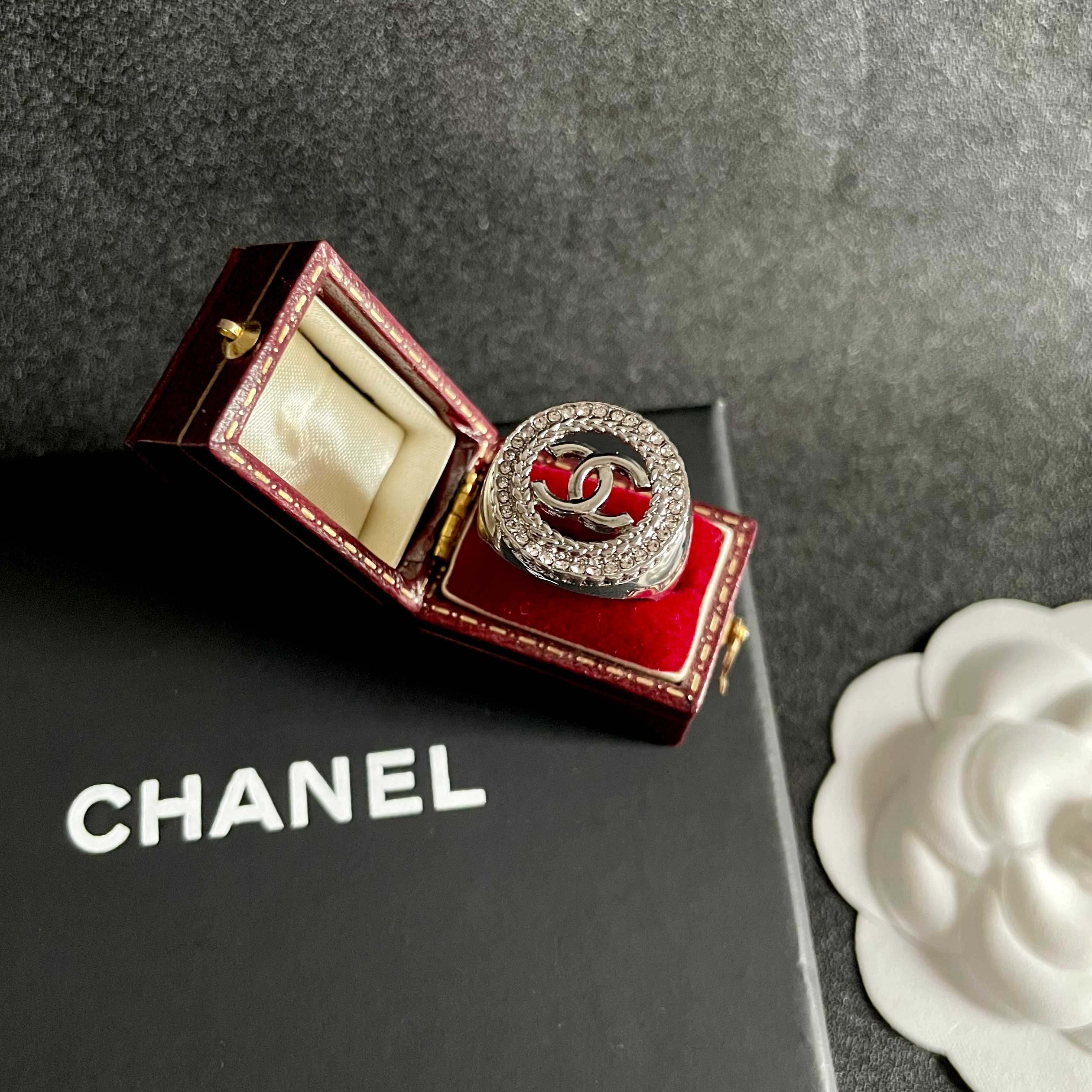  小香风Chanel字母双C造型  戒指！一戴就忍不住想夸的一款，简约的设计，超精致又显手白，简直爱了！