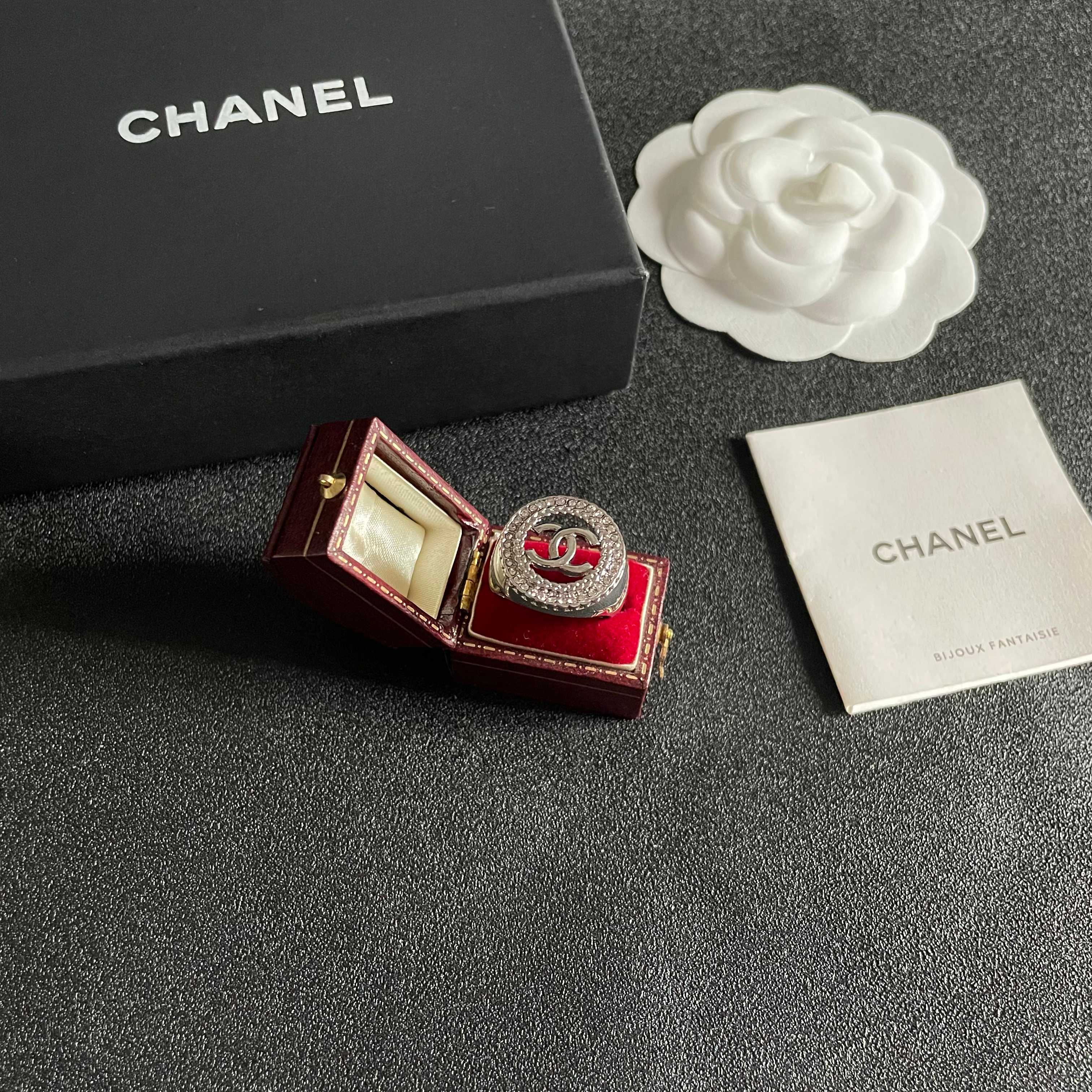  小香风Chanel字母双C造型  戒指！一戴就忍不住想夸的一款，简约的设计，超精致又显手白，简直爱了！