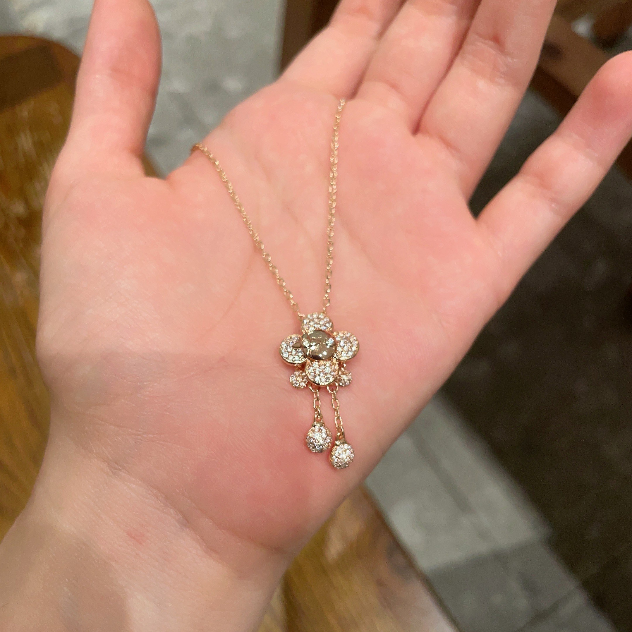 💥💥💥LOUISVUITTON以 经典花纹图案设计 双花 款设计方式吊坠LV品牌标志设计，经典标志理念、