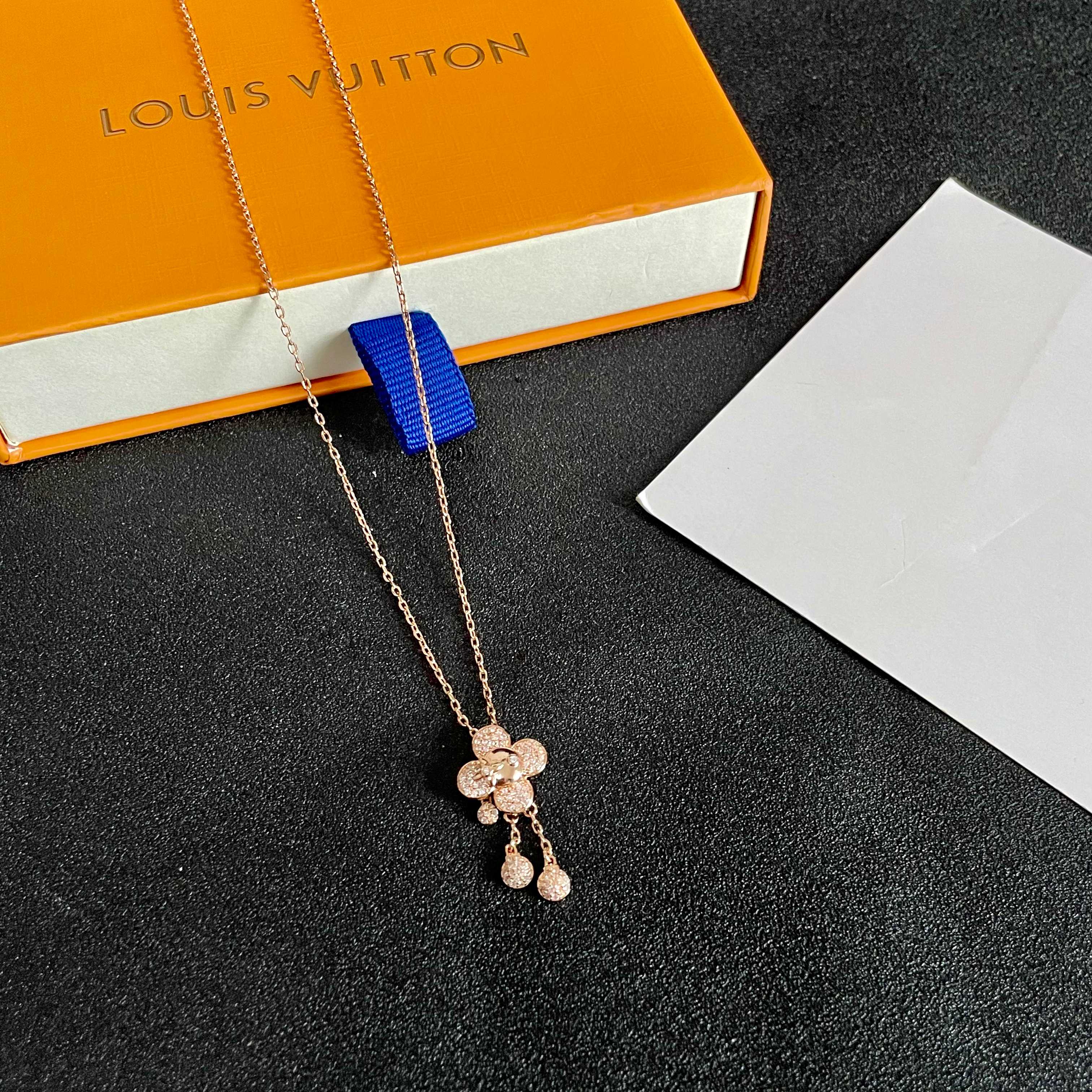 💥💥💥LOUISVUITTON以 经典花纹图案设计 双花 款设计方式吊坠LV品牌标志设计，经典标志理念、