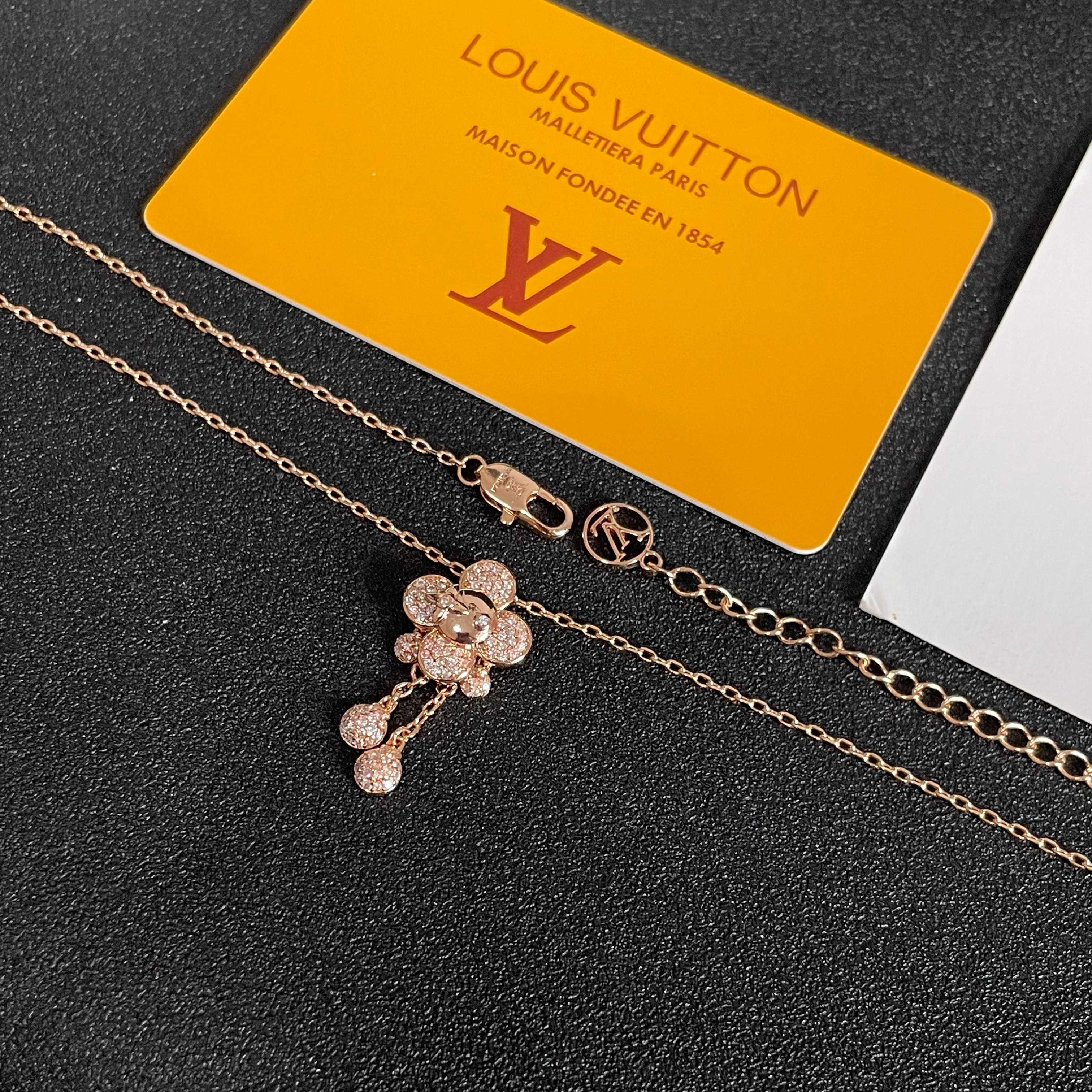 💥💥💥LOUISVUITTON以 经典花纹图案设计 双花 款设计方式吊坠LV品牌标志设计，经典标志理念、