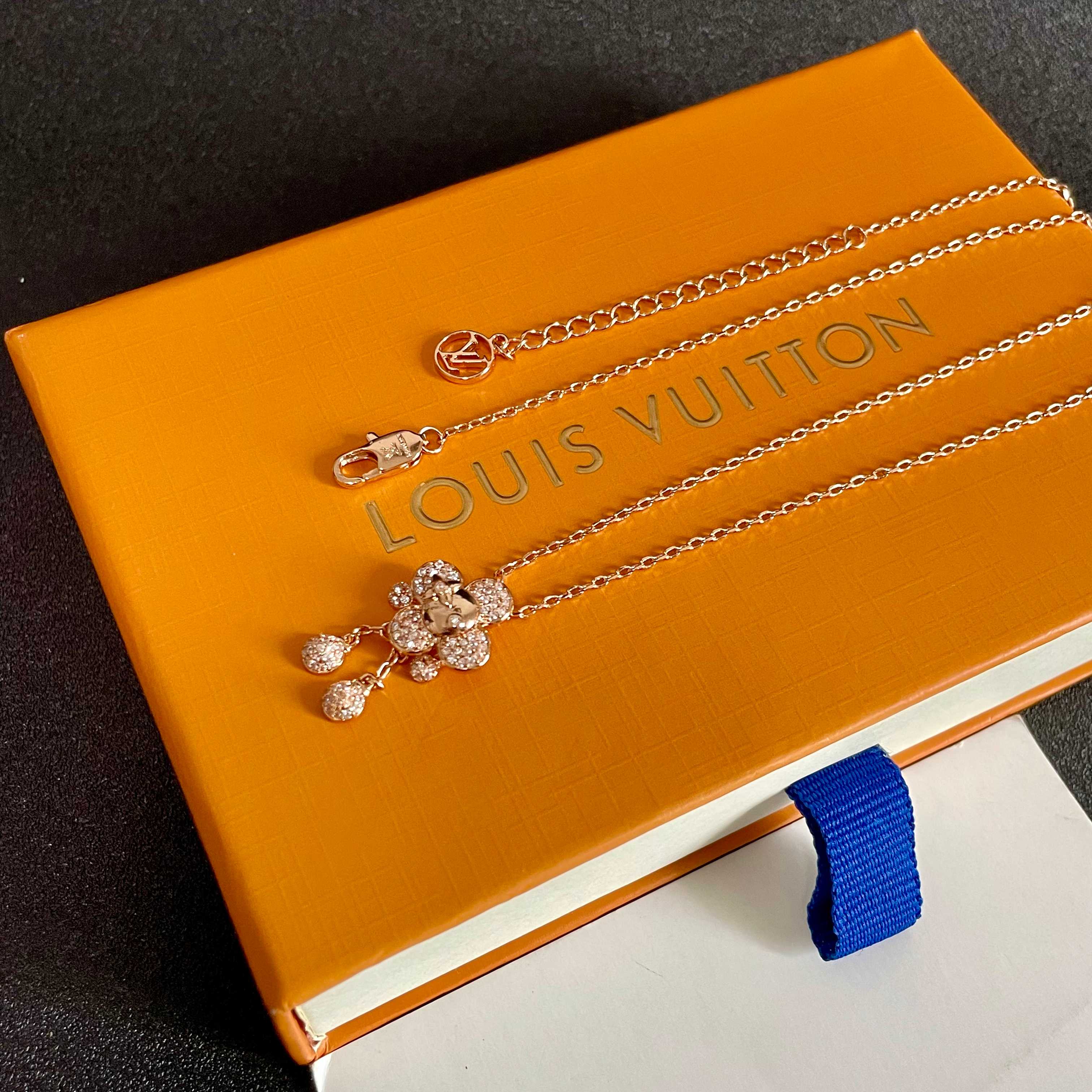 💥💥💥LOUISVUITTON以 经典花纹图案设计 双花 款设计方式吊坠LV品牌标志设计，经典标志理念、