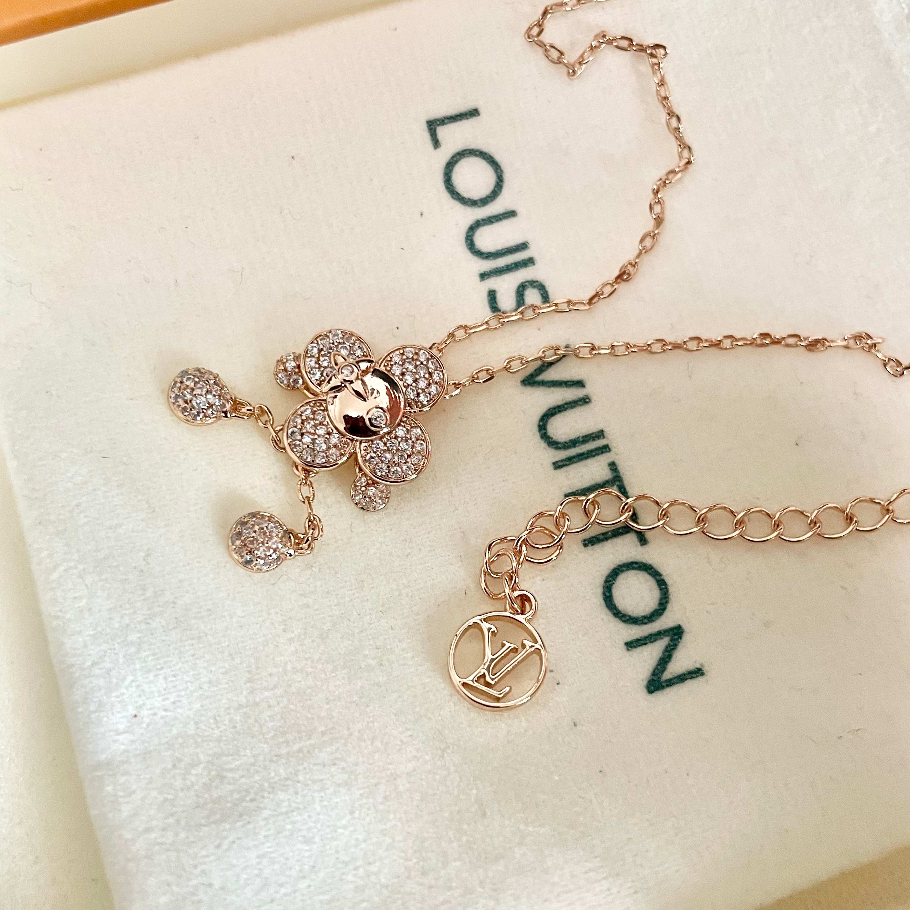 💥💥💥LOUISVUITTON以 经典花纹图案设计 双花 款设计方式吊坠LV品牌标志设计，经典标志理念、