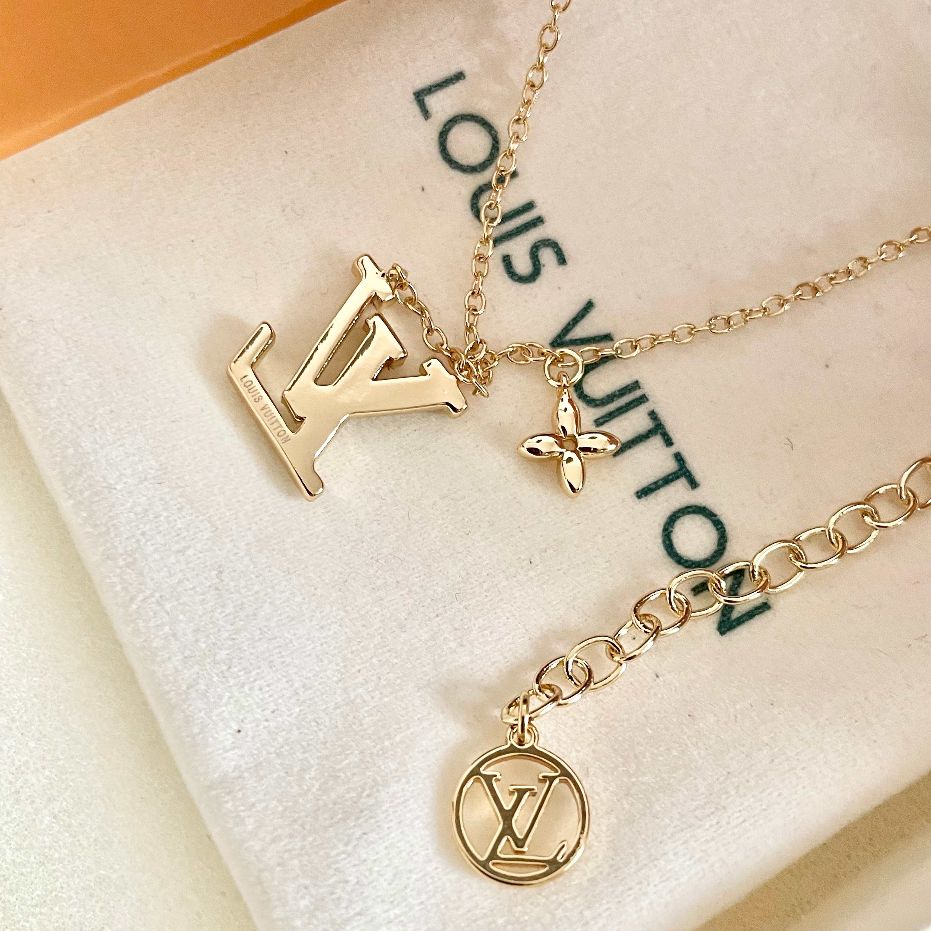 💥💥💥LOUISVUITTON以 经典花纹图案设计 双花 款设计方式吊坠LV品牌标志设计，经典标志理念、