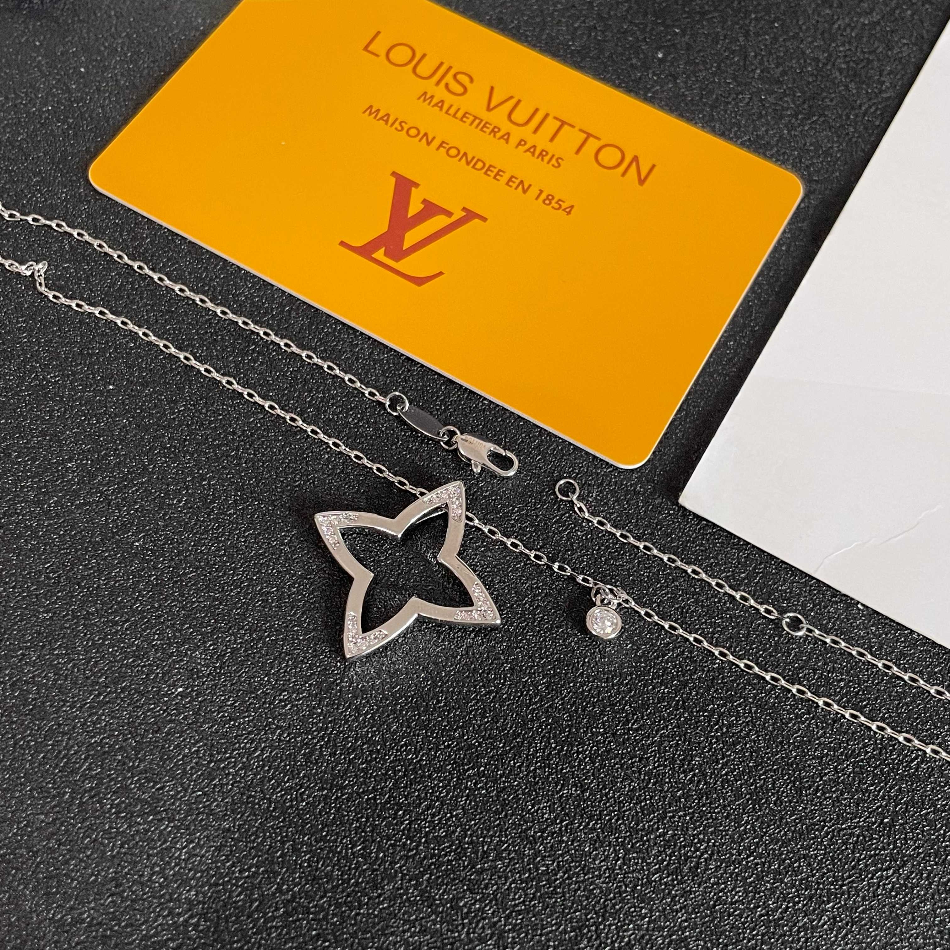 💥💥💥LOUISVUITTON以 经典花纹图案设计 双花 款设计方式吊坠LV品牌标志设计，经典标志理念、