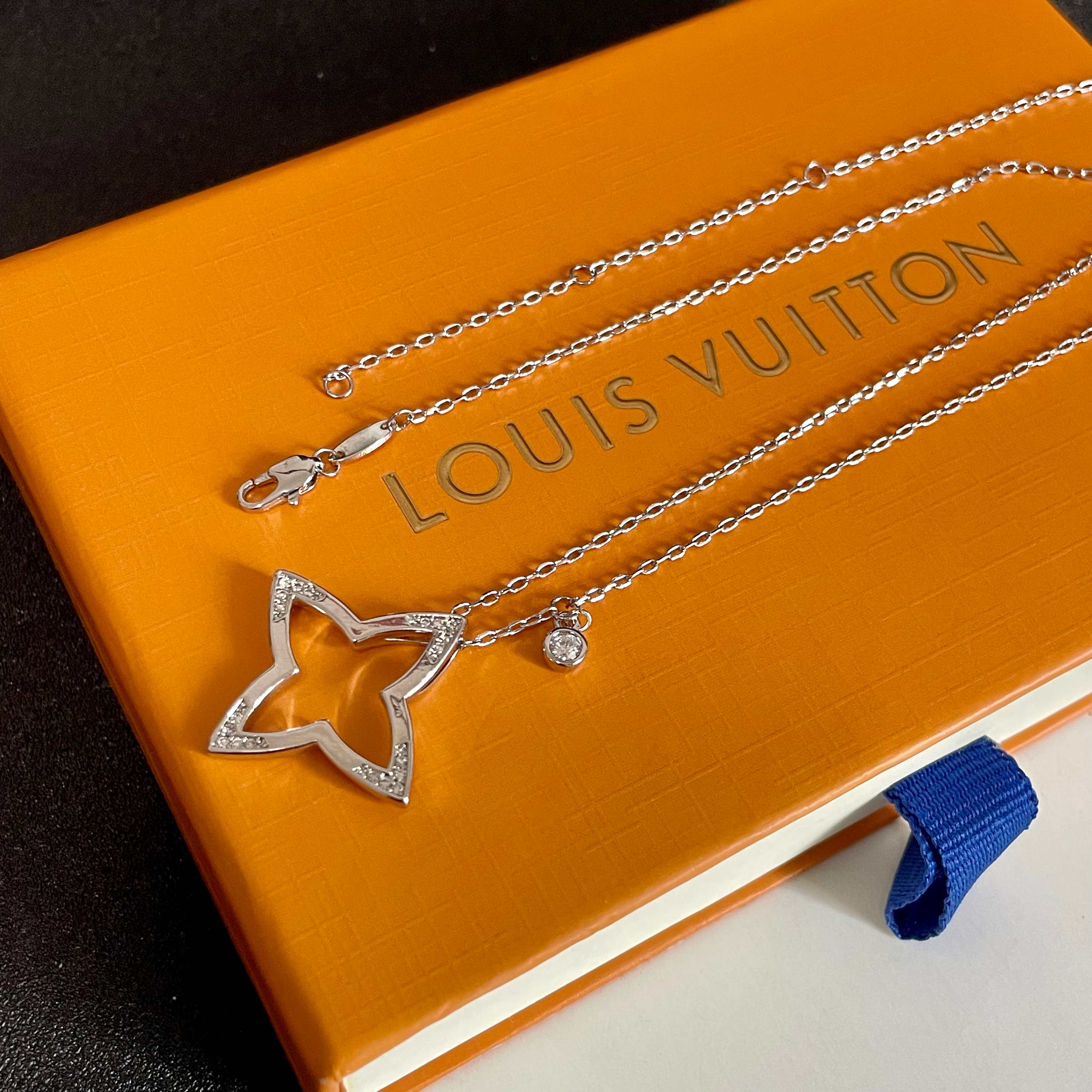 💥💥💥LOUISVUITTON以 经典花纹图案设计 双花 款设计方式吊坠LV品牌标志设计，经典标志理念、