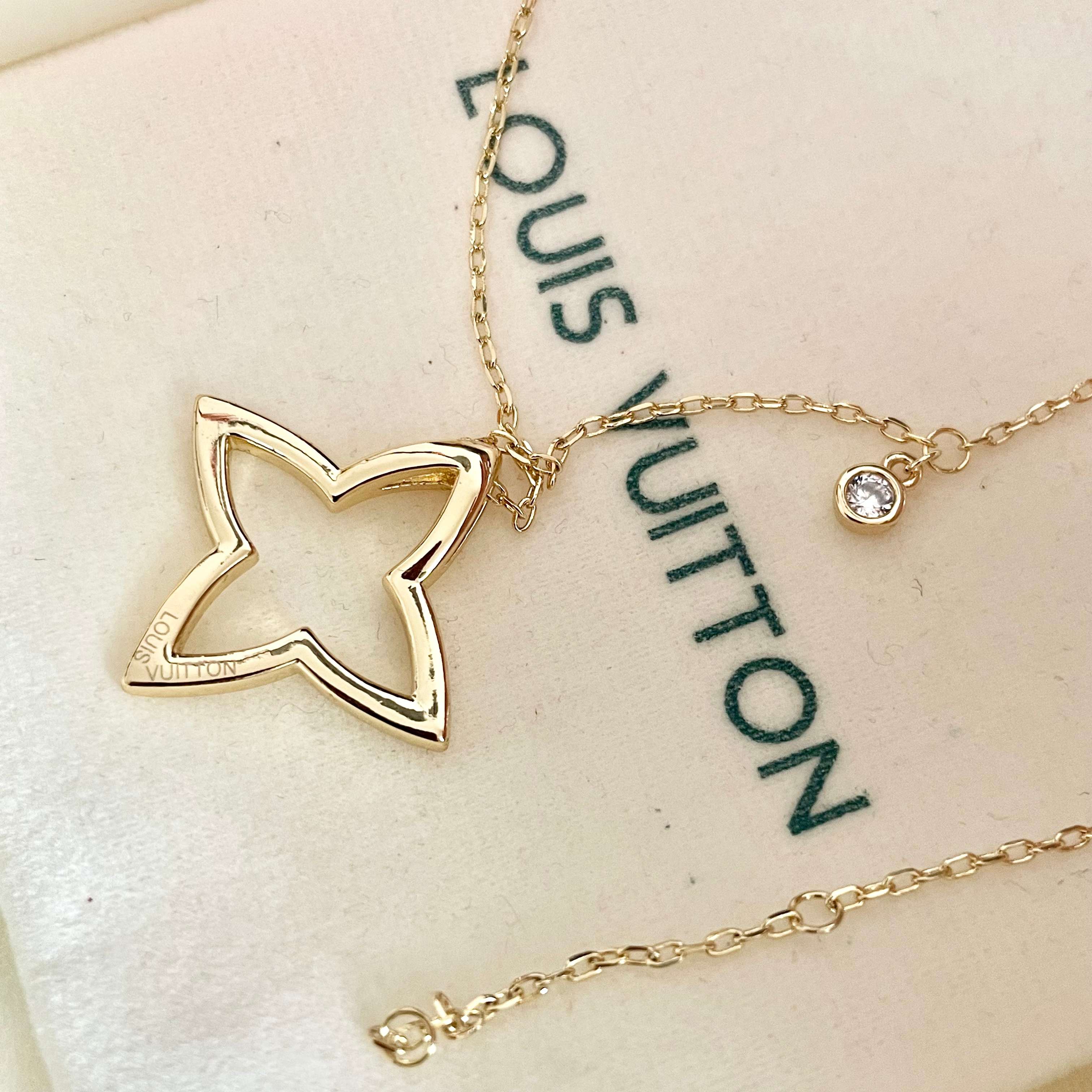 💥💥💥LOUISVUITTON以 经典花纹图案设计 双花 款设计方式吊坠LV品牌标志设计，经典标志理念、