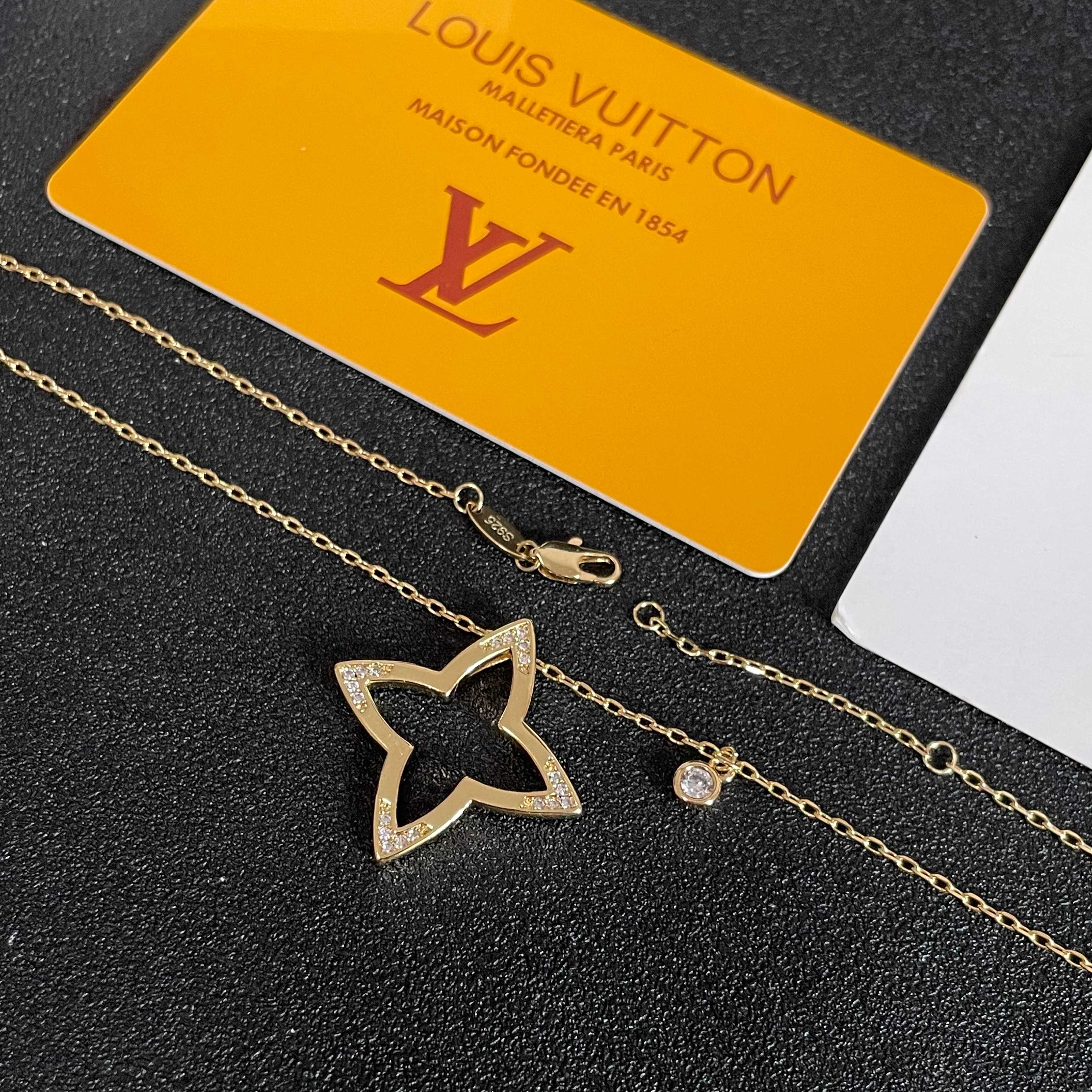 💥💥💥LOUISVUITTON以 经典花纹图案设计 双花 款设计方式吊坠LV品牌标志设计，经典标志理念、