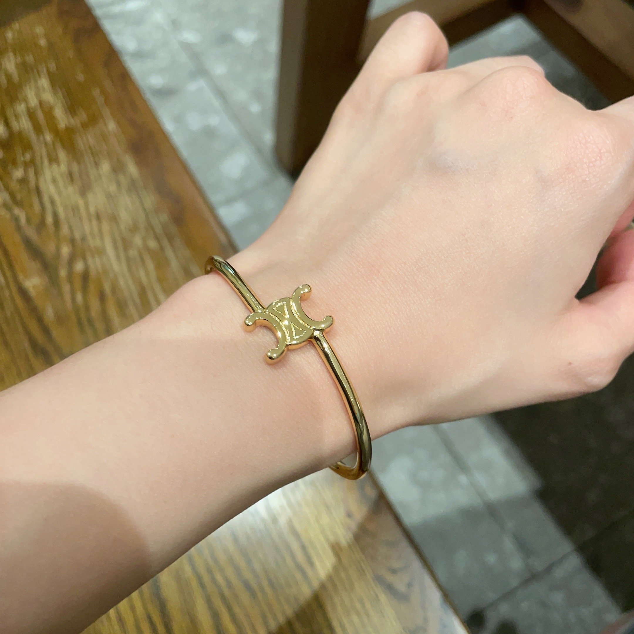 🟢赛琳Celine凯旋门手镯！也太精致啦！很简单很普通的款，但就是很百搭！手镯质感的手链，实用性太高了！