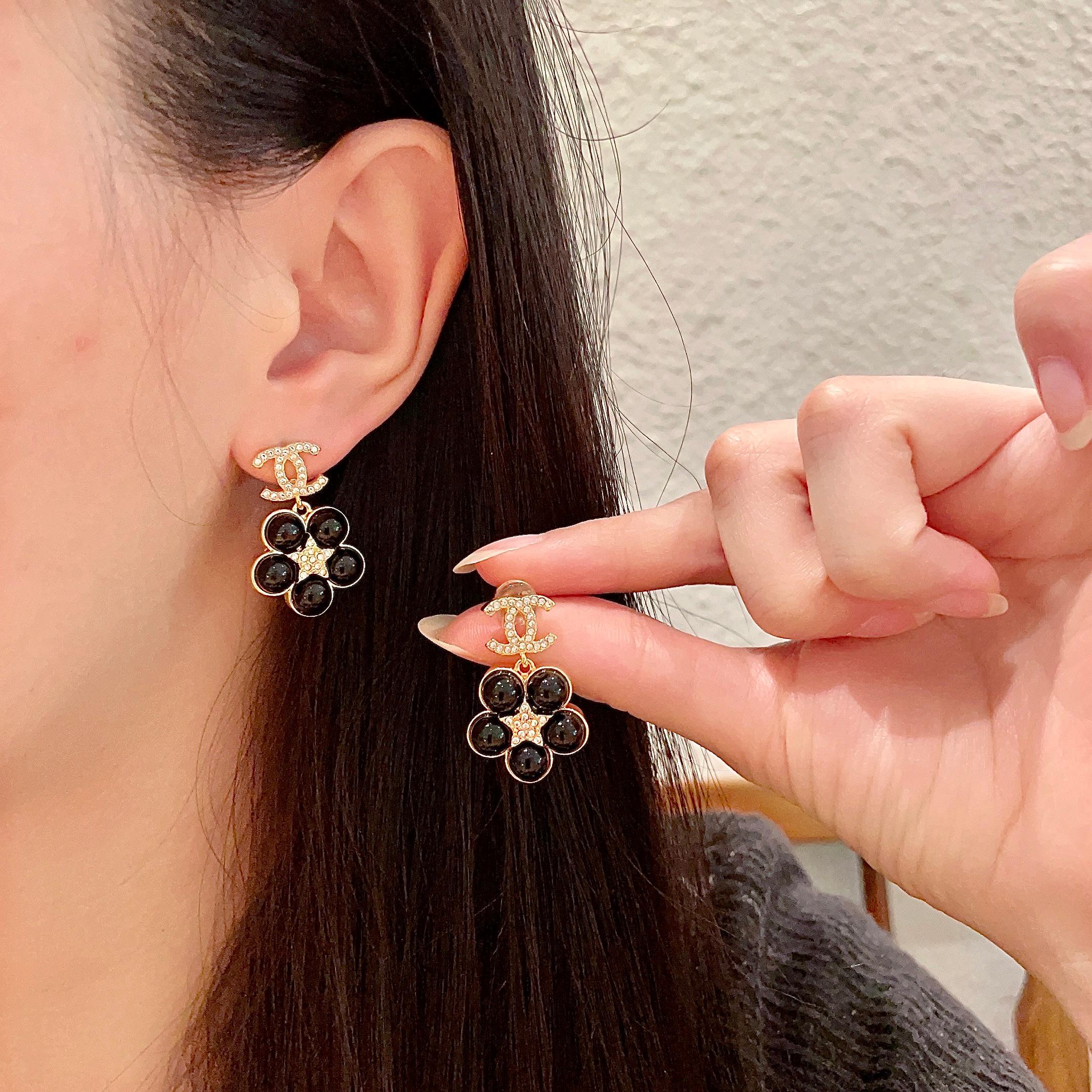  Chanel香奈儿 中古 耳钉👀小香家的款式真心无需多介绍😘🎶每一款都超好看，精致大方，非常显气质