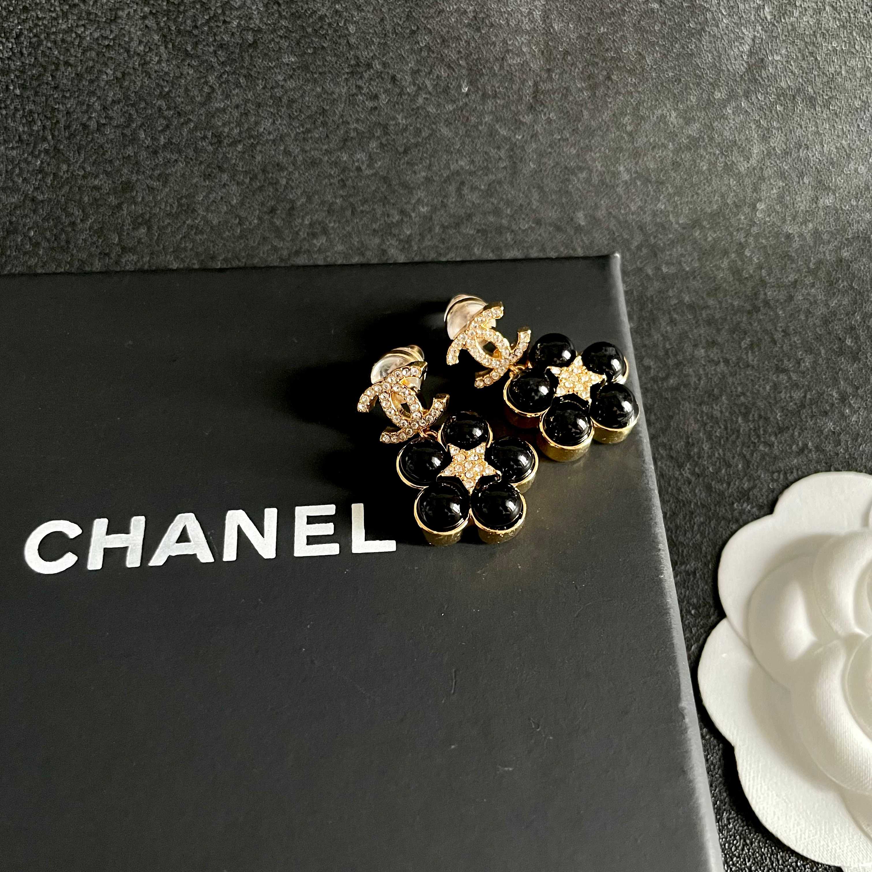  Chanel香奈儿 中古 耳钉👀小香家的款式真心无需多介绍😘🎶每一款都超好看，精致大方，非常显气质