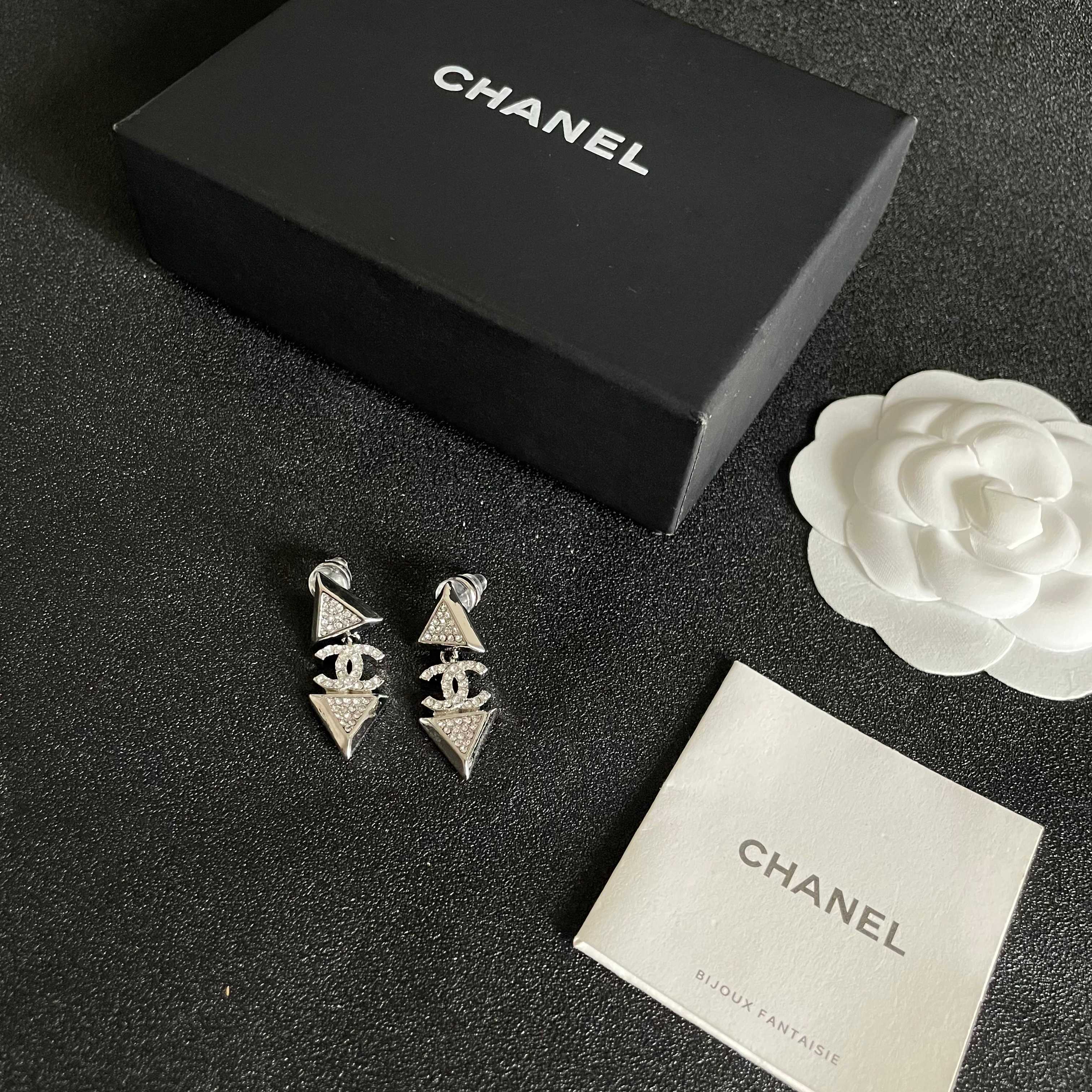  Chanel香奈儿 中古 耳钉👀小香家的款式真心无需多介绍😘🎶每一款都超好看，精致大方，非常显气质