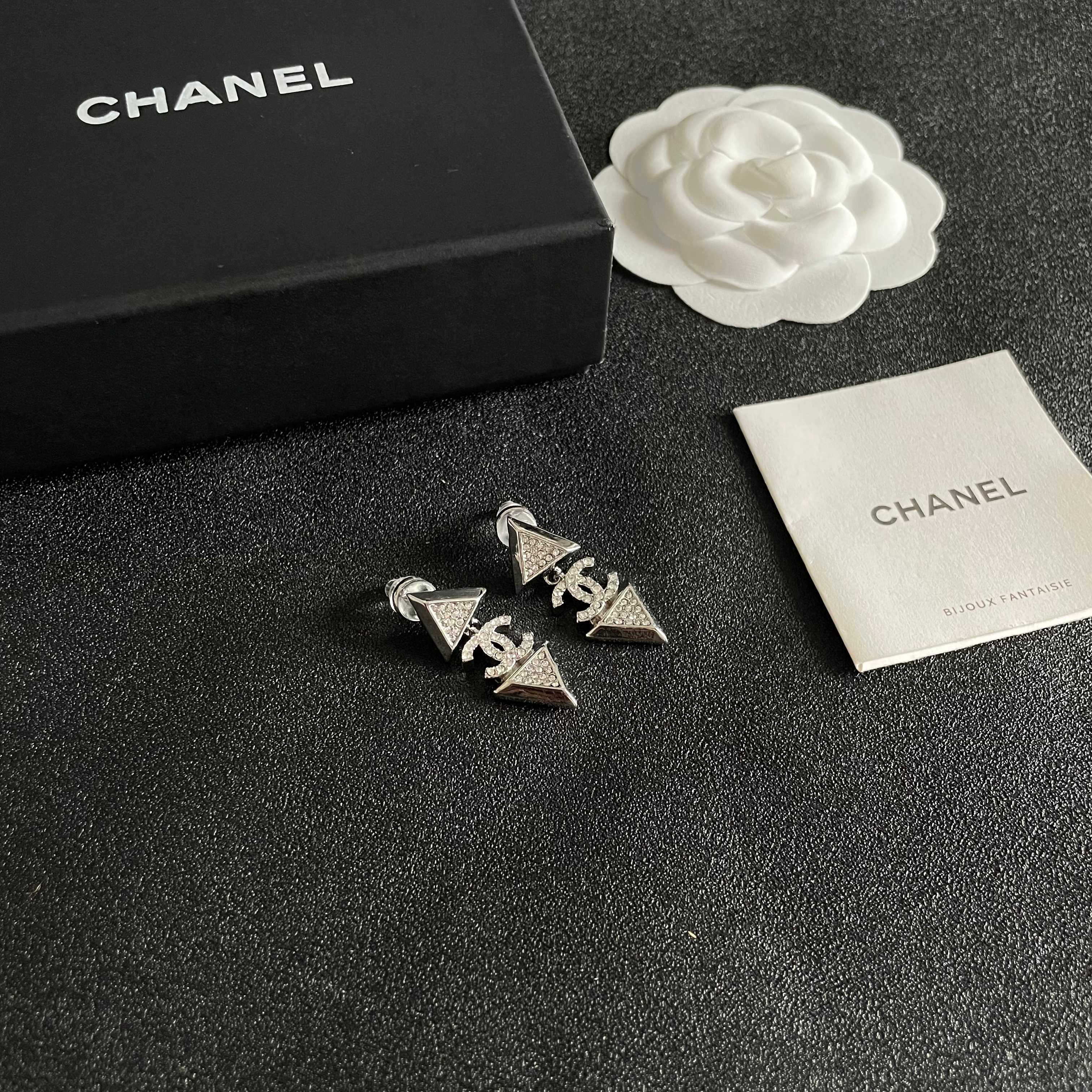  Chanel香奈儿 中古 耳钉👀小香家的款式真心无需多介绍😘🎶每一款都超好看，精致大方，非常显气质