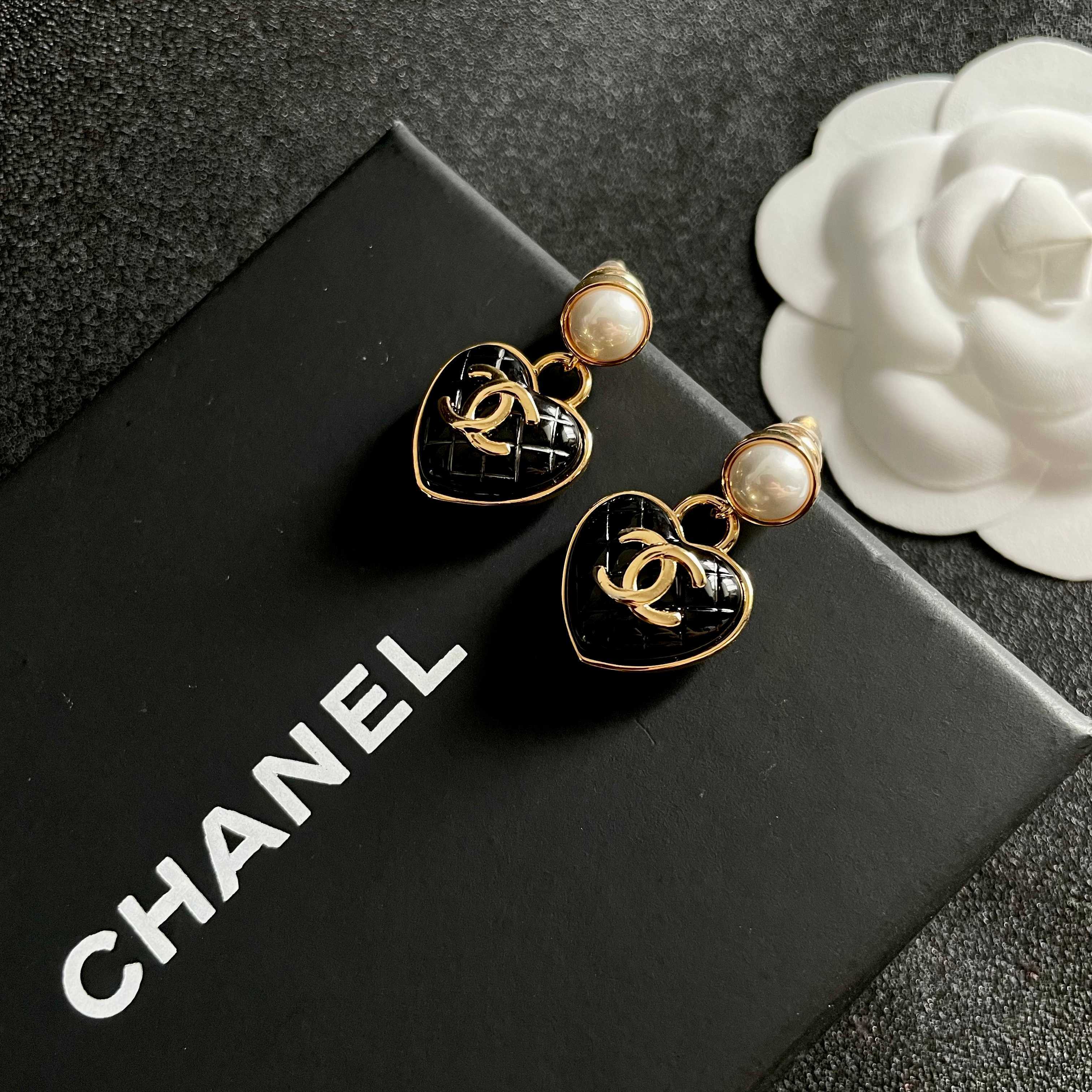  Chanel香奈儿 中古 双C耳钉👀原版复刻logo 小香家的款式真心无需多介绍😘🎶每一款都超好看，精