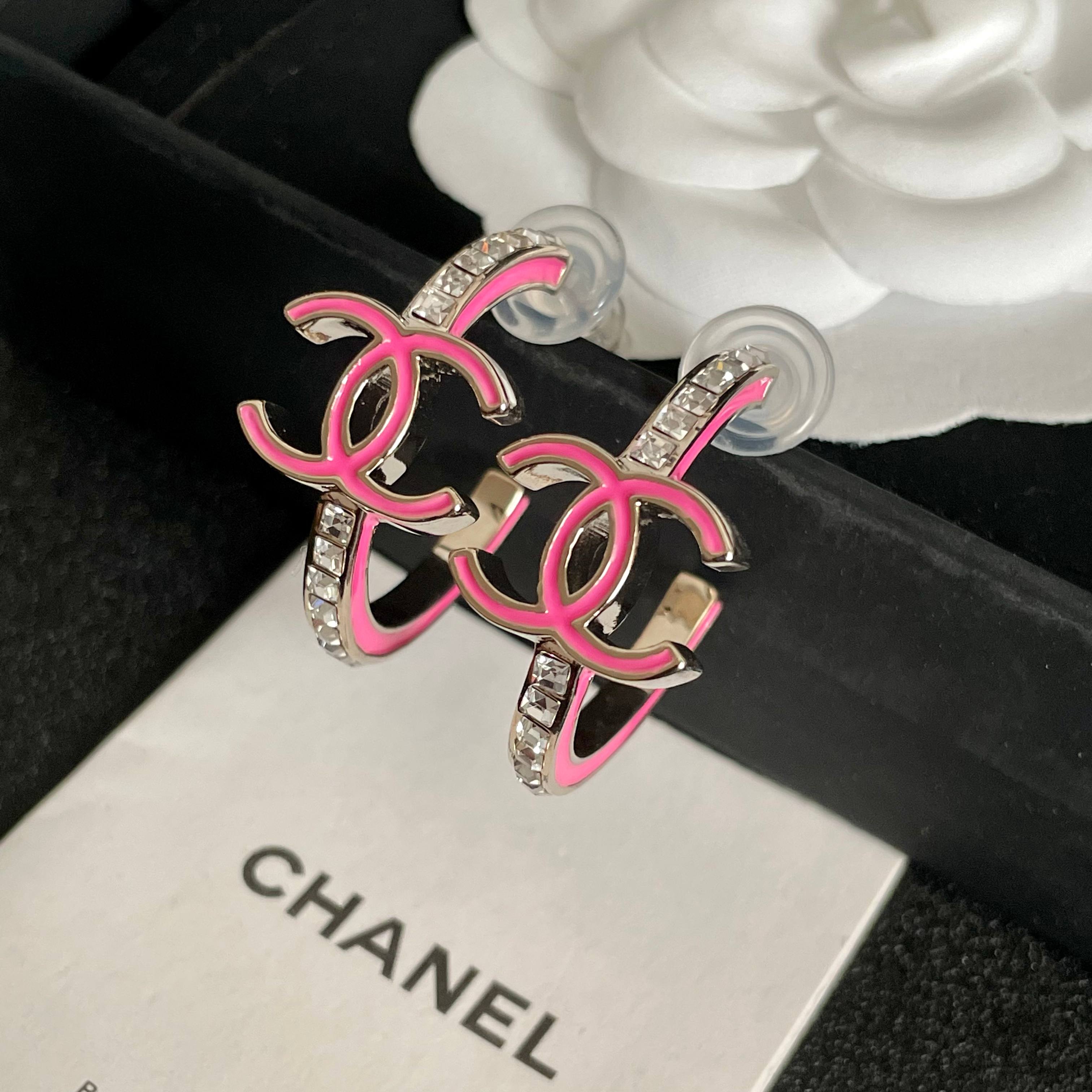  Chanel香奈儿 中古 字母 耳钉👀小香家的款式真心无需多介绍😘🎶每一款都超好看，精致大方，非常显气