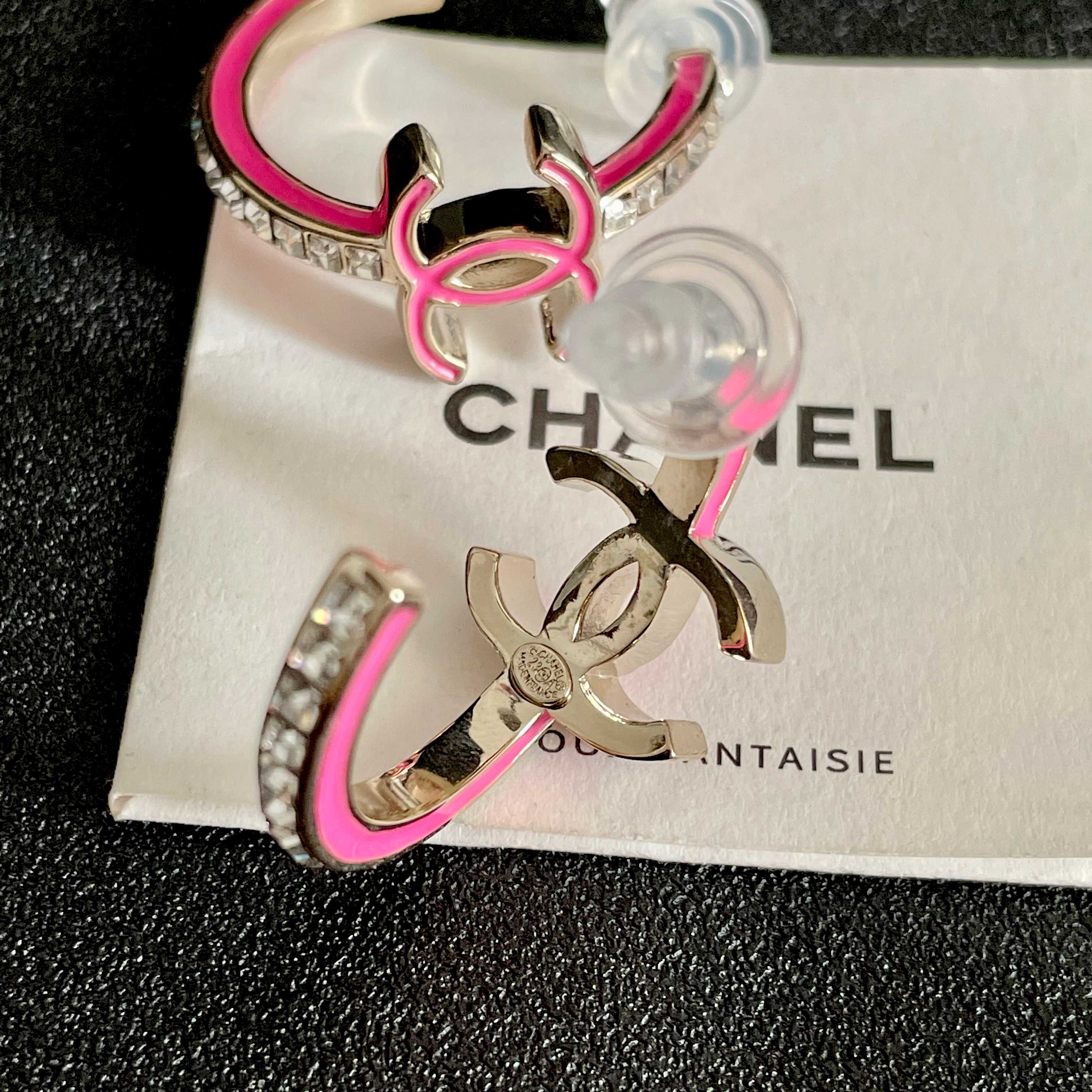  Chanel香奈儿 中古 字母 耳钉👀小香家的款式真心无需多介绍😘🎶每一款都超好看，精致大方，非常显气