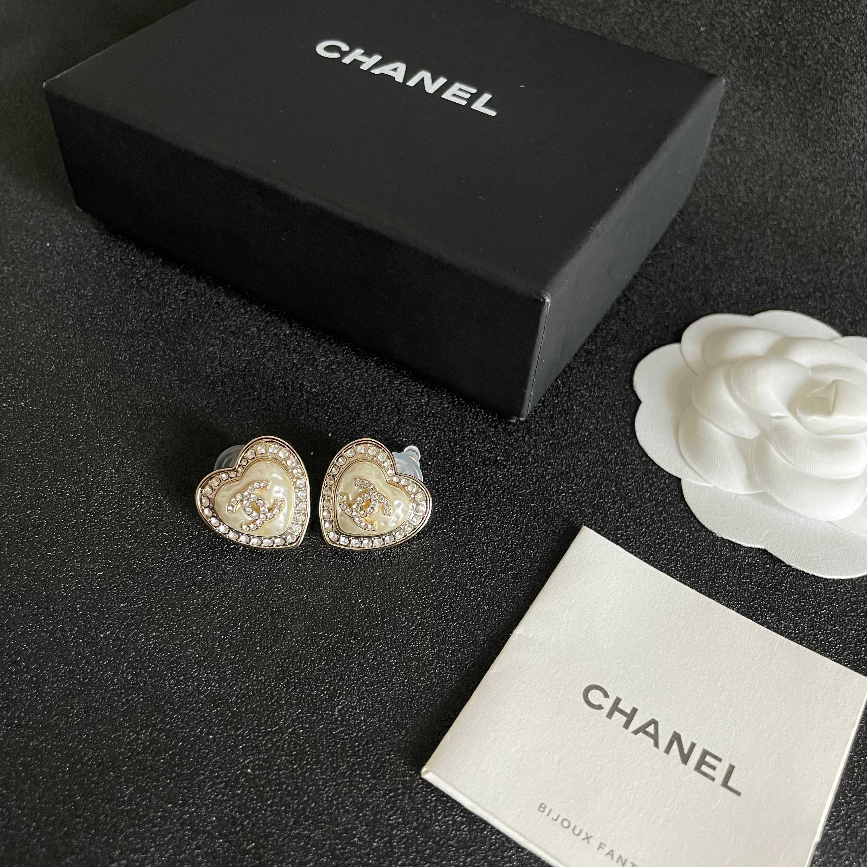  Chanel香奈儿 中古 字母 耳钉👀小香家的款式真心无需多介绍😘🎶每一款都超好看，精致大方，非常显气