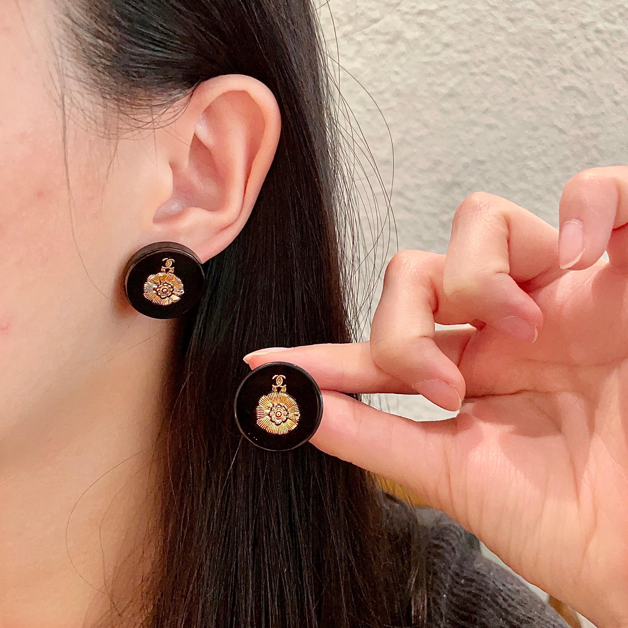  Chanel香奈儿 中古 字母 耳钉👀小香家的款式真心无需多介绍😘🎶每一款都超好看，精致大方，非常显气