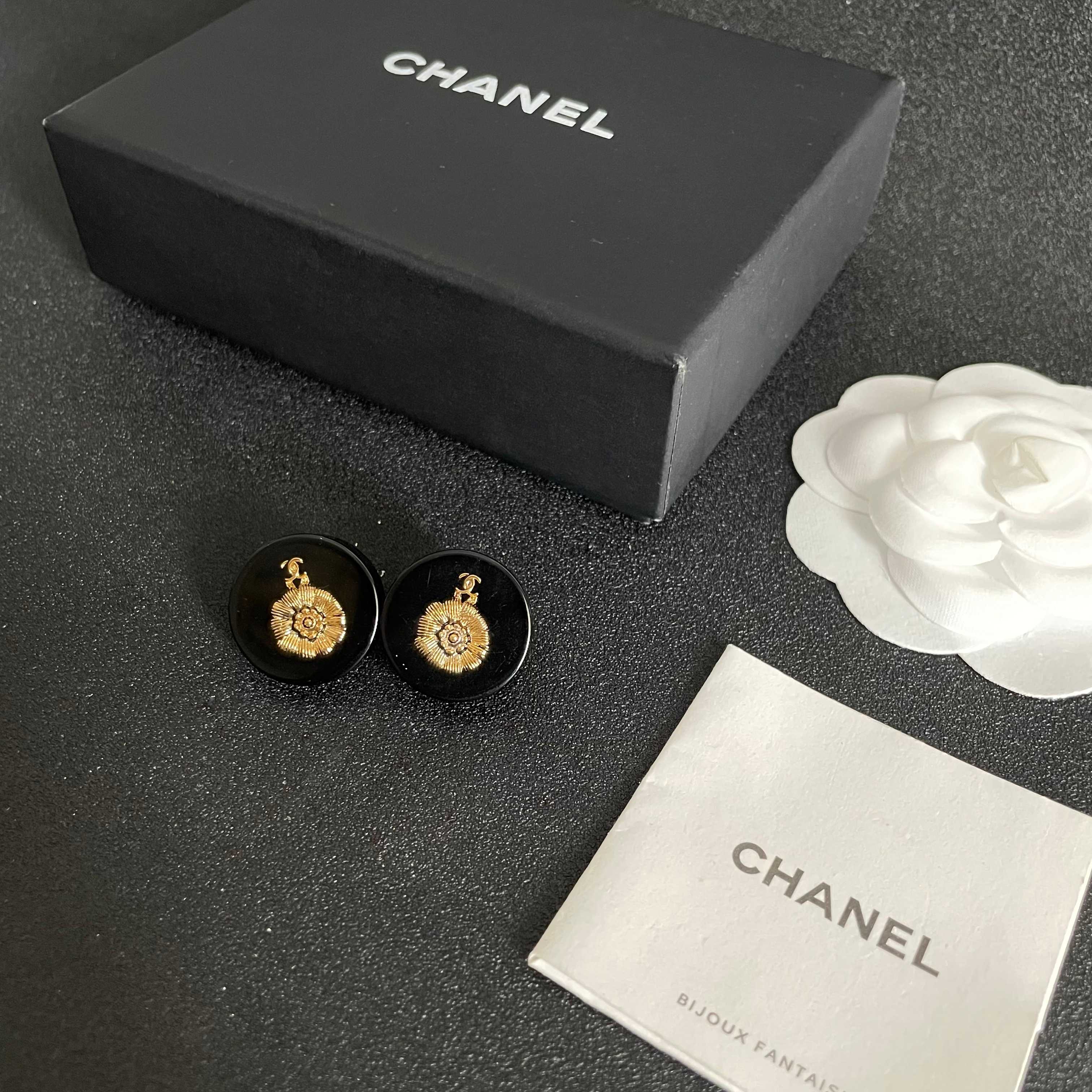  Chanel香奈儿 中古 字母 耳钉👀小香家的款式真心无需多介绍😘🎶每一款都超好看，精致大方，非常显气