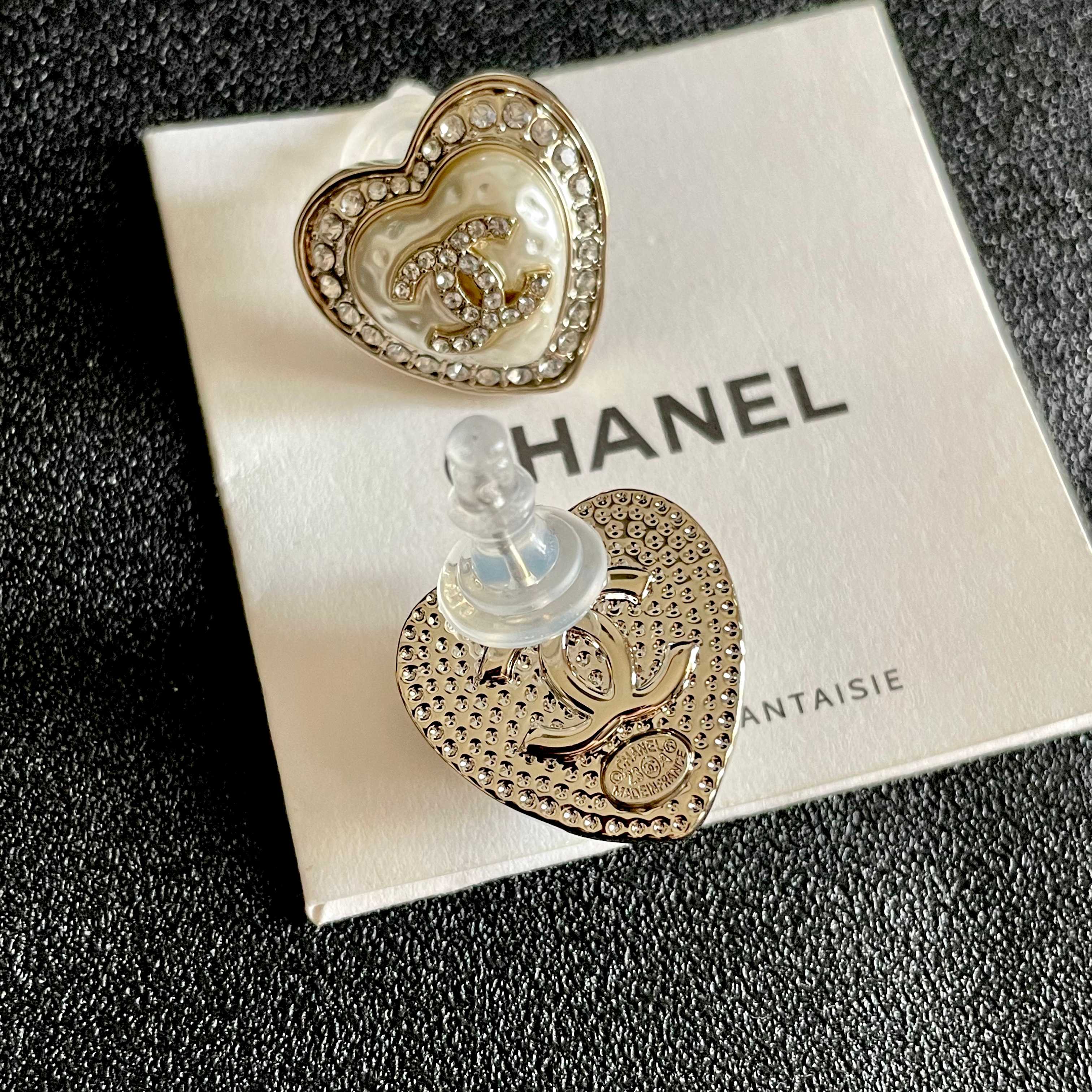  Chanel香奈儿 中古 字母 耳钉👀小香家的款式真心无需多介绍😘🎶每一款都超好看，精致大方，非常显气