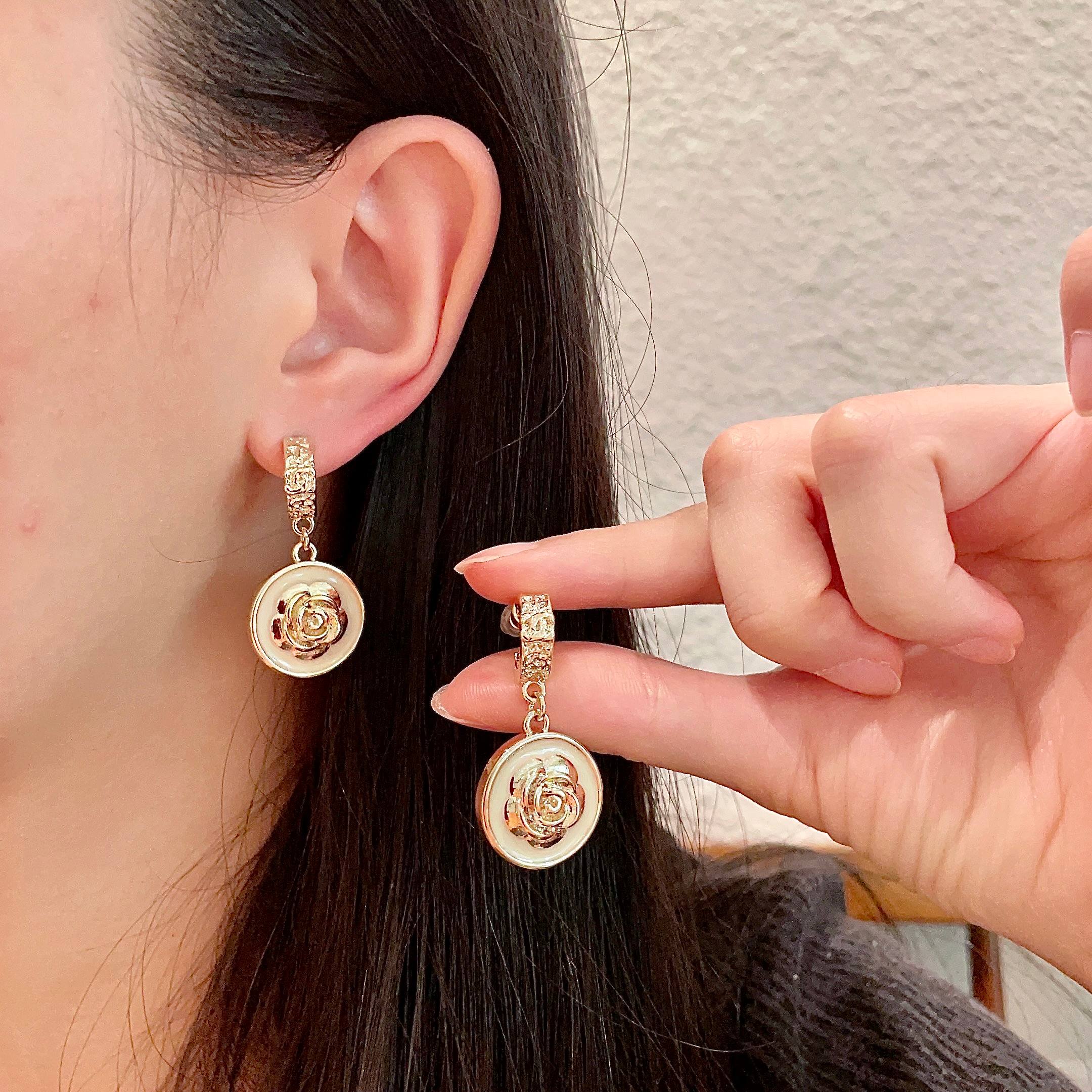  Chanel香奈儿 中古 字母 耳钉👀小香家的款式真心无需多介绍😘🎶每一款都超好看，精致大方，非常显气